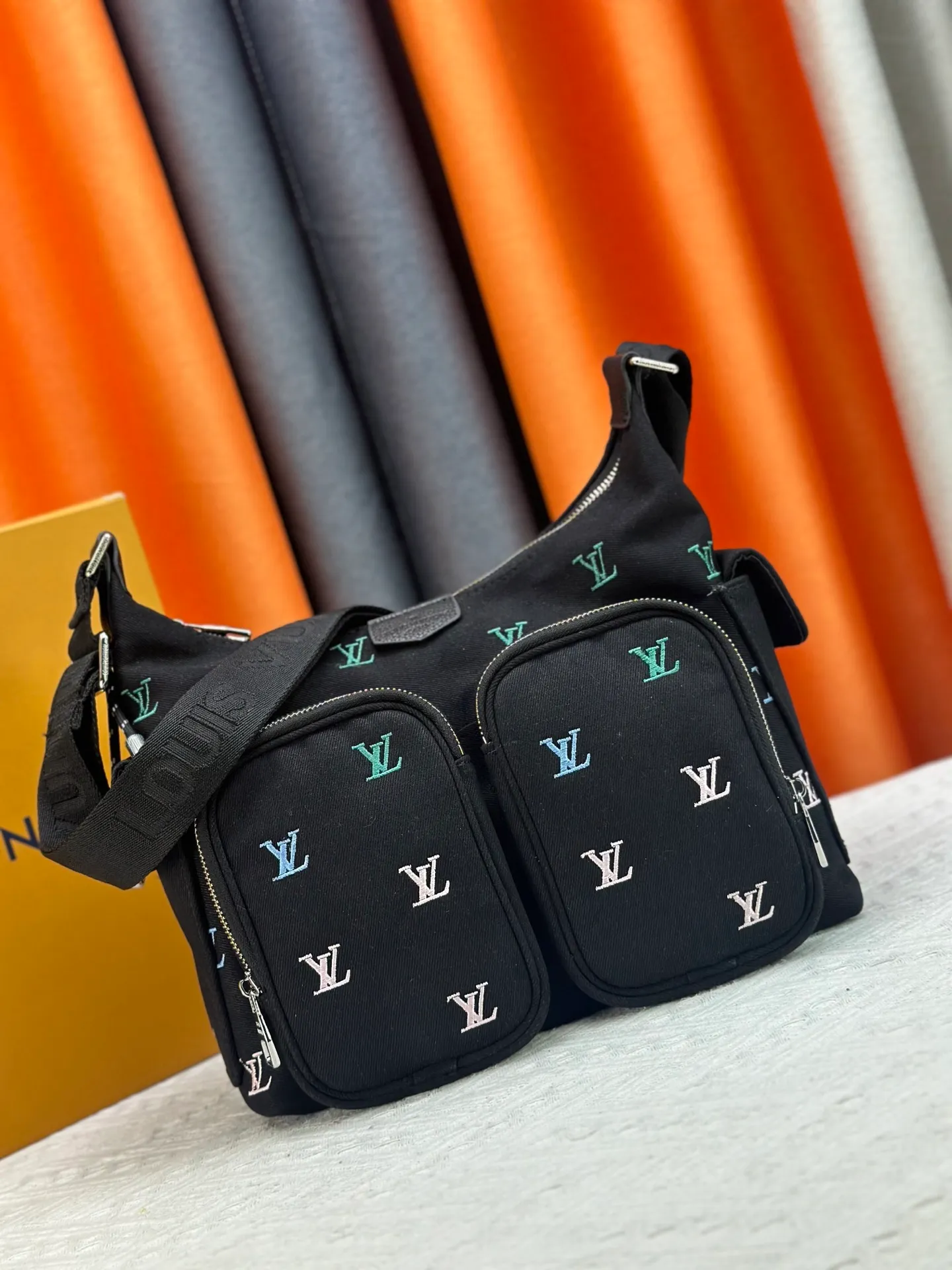 P300 upgraded original M13938 embroidered black M14778 embossed black, M12697 full pickup and its old flower bag flower material Classic canvas with wide shoulder straps, double pockets with magnetic buckles on both sides, presbyopic double pocket fabric with adjustable wide shoulder straps, injecting practical functions into the avant-garde design. The single-shoulder crossbody bag has always been a favorite of LV khaki with presbyopic classic vintage enthusiasts. It looks good on both men and women. Dimensions: length, height and width 30×31×10.8