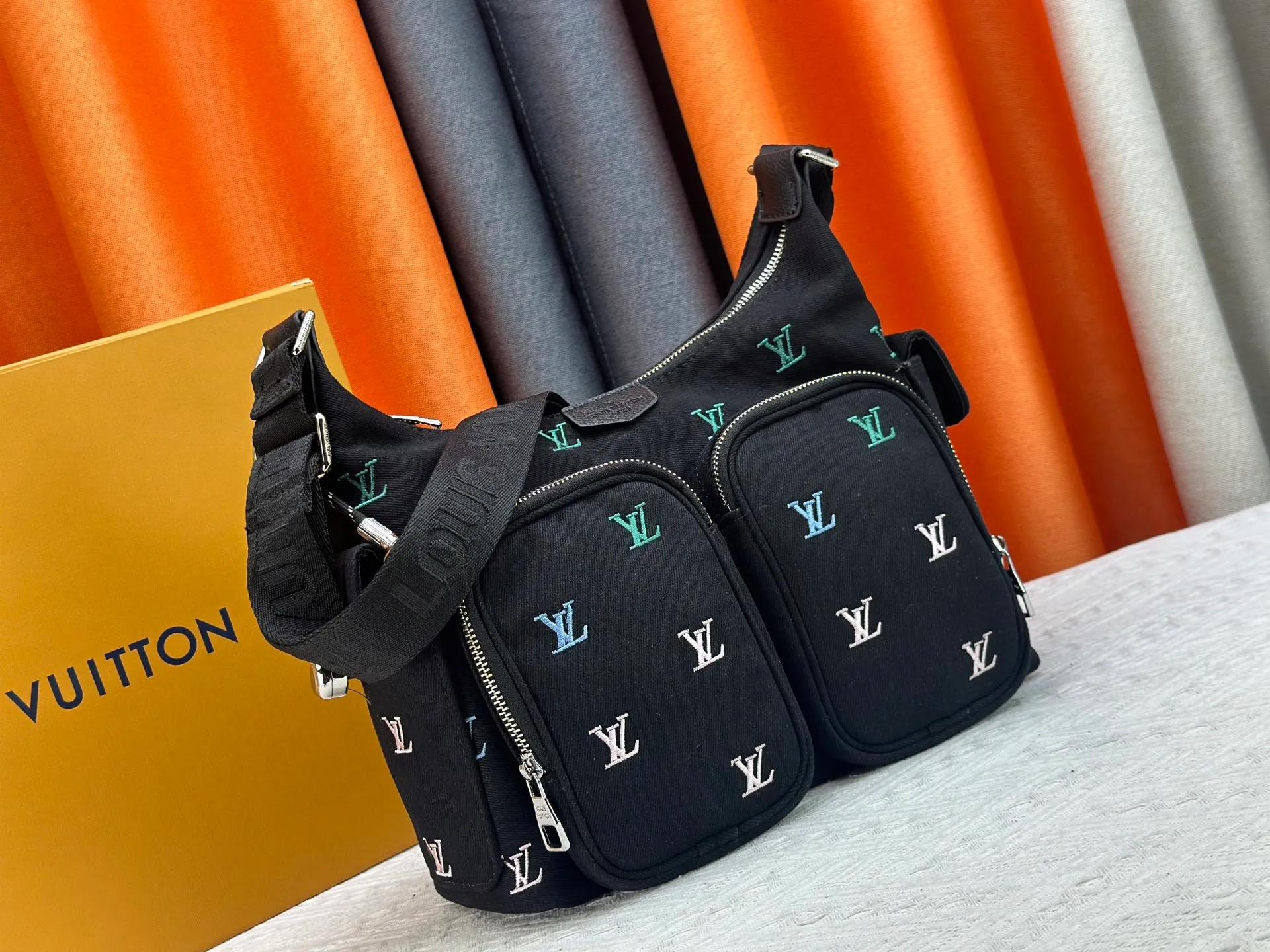 P300 upgraded original M13938 embroidered black M14778 embossed black, M12697 full pickup and its old flower bag flower material Classic canvas with wide shoulder straps, double pockets with magnetic buckles on both sides, presbyopic double pocket fabric with adjustable wide shoulder straps, injecting practical functions into the avant-garde design. The single-shoulder crossbody bag has always been a favorite of LV khaki with presbyopic classic vintage enthusiasts. It looks good on both men and women. Dimensions: length, height and width 30×31×10.8