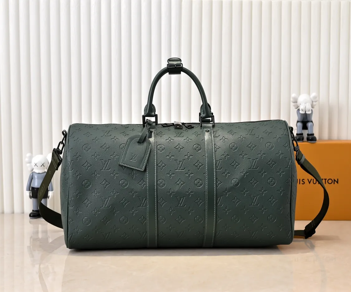Batch 💰420 Guangzhou goods upgraded original model number 24440 green embossed 41416 This Keepall Bandoulière travel bag is made of flexible Monogram Taurillon leather, with elegant design decorated with elegant metal parts and Louis Vuitton logo ribbon. The fresh color palette and carry-on size make it a great travel choice for leather goods lovers. Detailed dimensions: 50x29x23 cm (length x height x width)