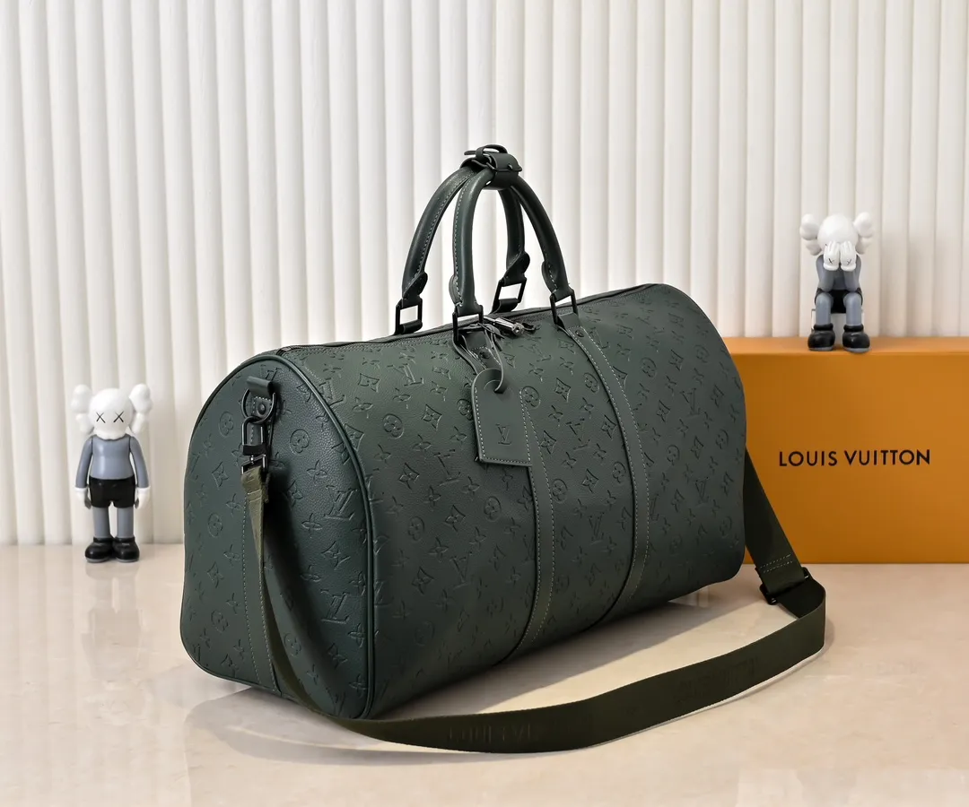 Batch 💰420 Guangzhou goods upgraded original model number 24440 green embossed 41416 This Keepall Bandoulière travel bag is made of flexible Monogram Taurillon leather, with elegant design decorated with elegant metal parts and Louis Vuitton logo ribbon. The fresh color palette and carry-on size make it a great travel choice for leather goods lovers. Detailed dimensions: 50x29x23 cm (length x height x width)
