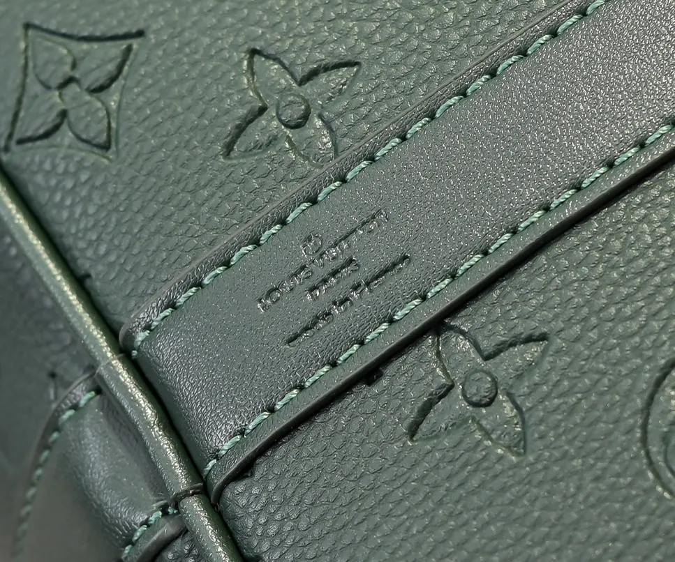 Batch 💰420 Guangzhou goods upgraded original model number 24440 green embossed 41416 This Keepall Bandoulière travel bag is made of flexible Monogram Taurillon leather, with elegant design decorated with elegant metal parts and Louis Vuitton logo ribbon. The fresh color palette and carry-on size make it a great travel choice for leather goods lovers. Detailed dimensions: 50x29x23 cm (length x height x width)