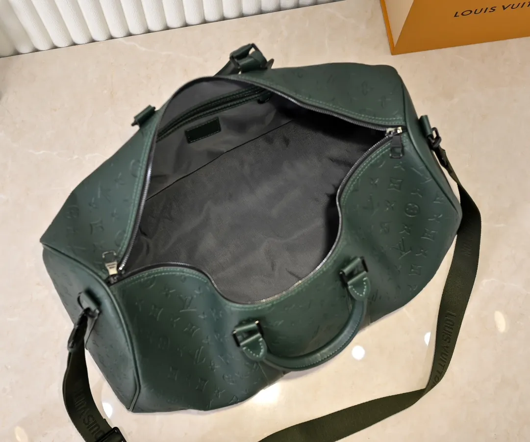 Batch 💰420 Guangzhou goods upgraded original model number 24440 green embossed 41416 This Keepall Bandoulière travel bag is made of flexible Monogram Taurillon leather, with elegant design decorated with elegant metal parts and Louis Vuitton logo ribbon. The fresh color palette and carry-on size make it a great travel choice for leather goods lovers. Detailed dimensions: 50x29x23 cm (length x height x width)