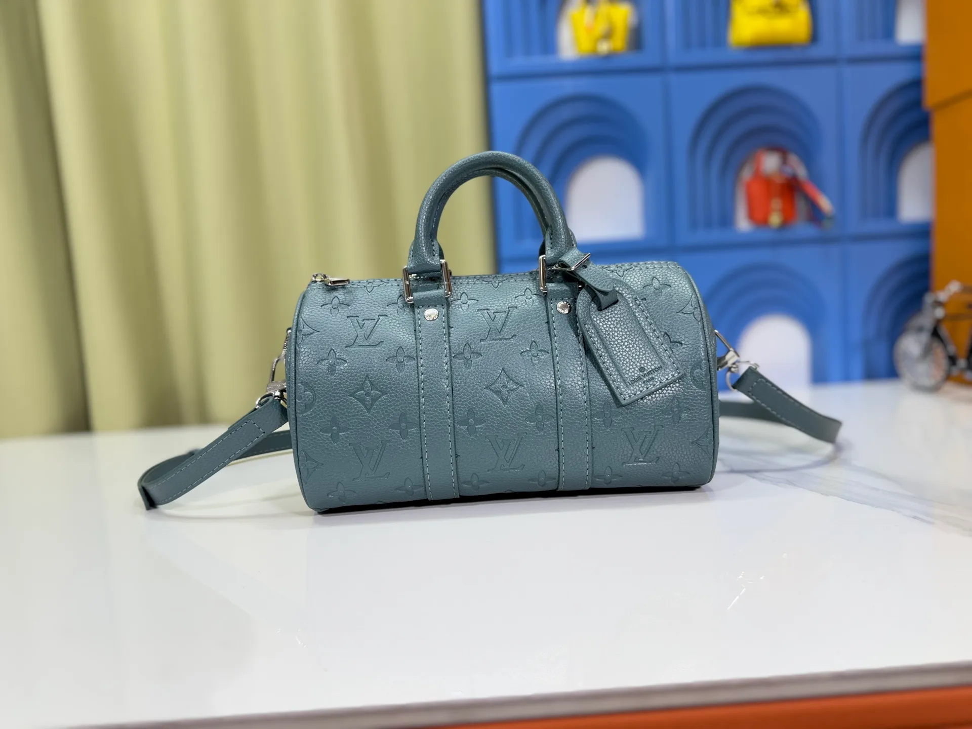 P240 Upgraded original version M00148 color gradient pattern M13866 foggy lake color men's bag pillow bag speedy Hr series This Keepall 25 handbag is made of Monogram Eclipse Reverse canvas, showing an elegant reinterpretation of Louis Vuitton's classic pattern. Reinforced straps and leather name tags are signature elements of the Keepall collection, while a zipper closure keeps personal items safe and secure. Dimensions 25.0 x 15.0 x 11.0cm (length x height x width