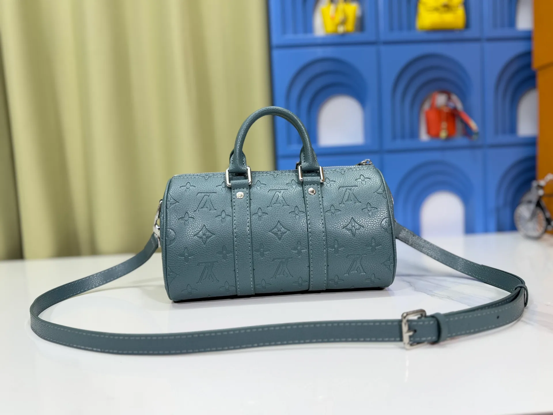 P240 Upgraded original version M00148 color gradient pattern M13866 foggy lake color men's bag pillow bag speedy Hr series This Keepall 25 handbag is made of Monogram Eclipse Reverse canvas, showing an elegant reinterpretation of Louis Vuitton's classic pattern. Reinforced straps and leather name tags are signature elements of the Keepall collection, while a zipper closure keeps personal items safe and secure. Dimensions 25.0 x 15.0 x 11.0cm (length x height x width