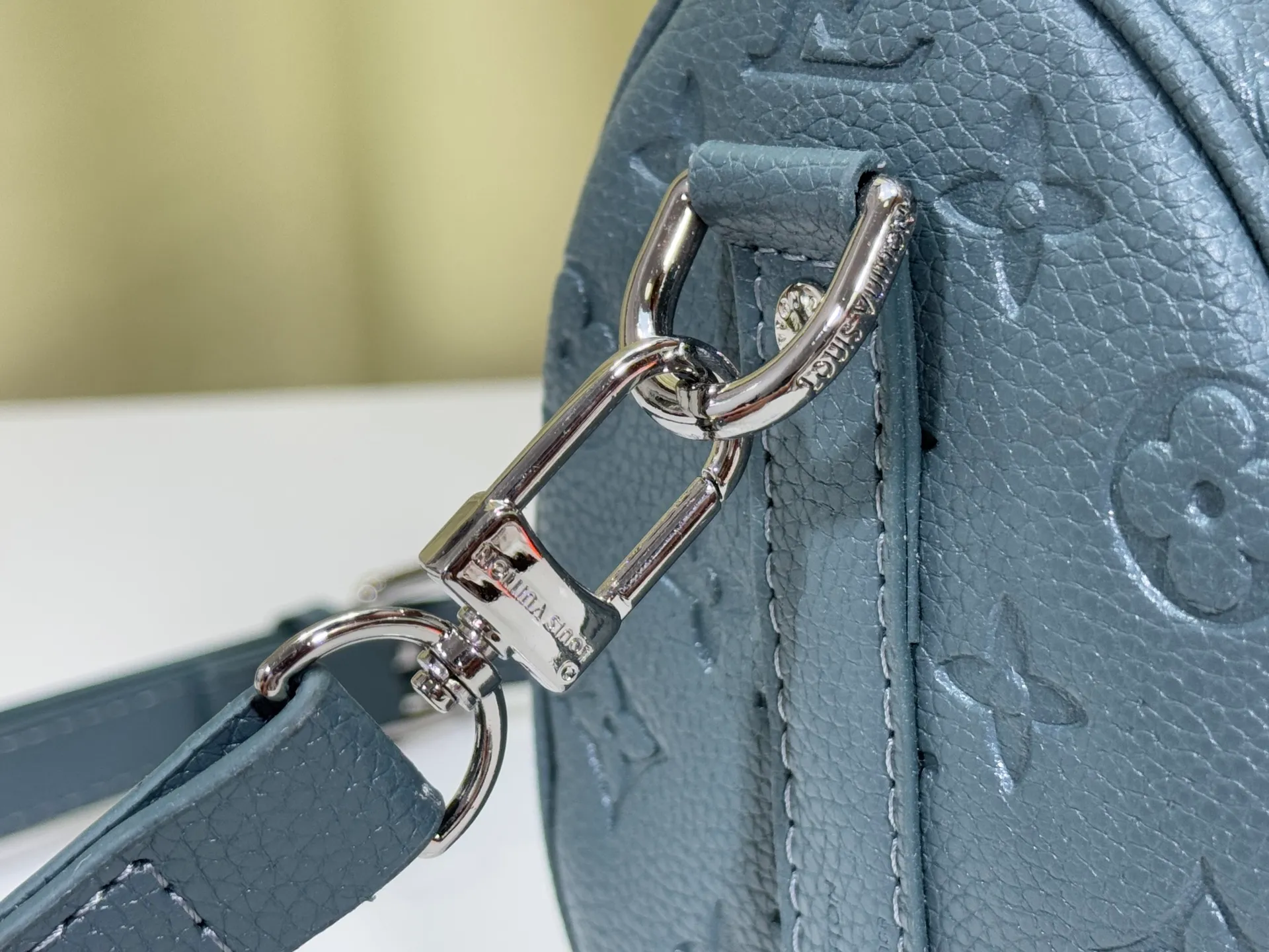 P240 Upgraded original version M00148 color gradient pattern M13866 foggy lake color men's bag pillow bag speedy Hr series This Keepall 25 handbag is made of Monogram Eclipse Reverse canvas, showing an elegant reinterpretation of Louis Vuitton's classic pattern. Reinforced straps and leather name tags are signature elements of the Keepall collection, while a zipper closure keeps personal items safe and secure. Dimensions 25.0 x 15.0 x 11.0cm (length x height x width
