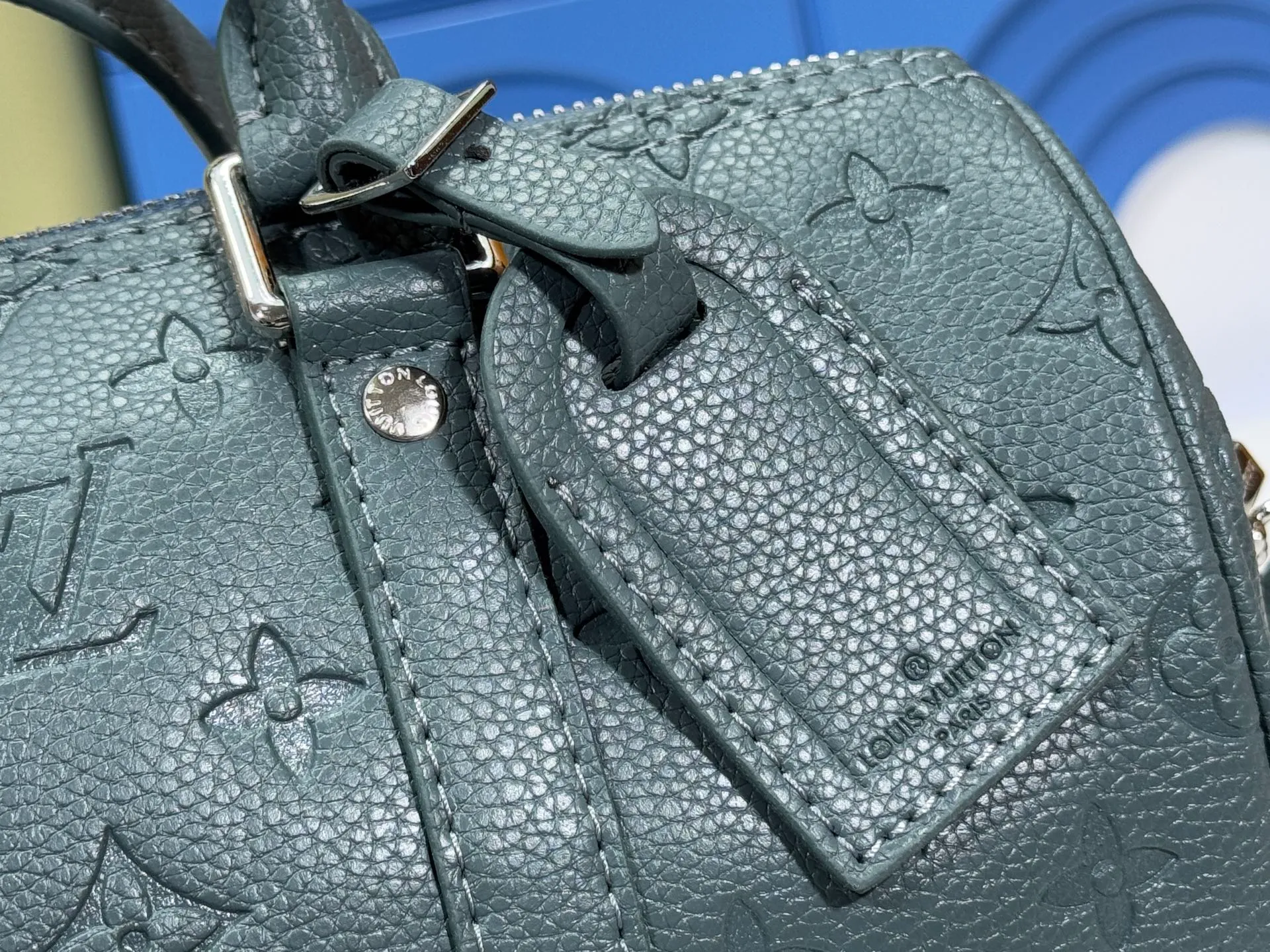 P240 Upgraded original version M00148 color gradient pattern M13866 foggy lake color men's bag pillow bag speedy Hr series This Keepall 25 handbag is made of Monogram Eclipse Reverse canvas, showing an elegant reinterpretation of Louis Vuitton's classic pattern. Reinforced straps and leather name tags are signature elements of the Keepall collection, while a zipper closure keeps personal items safe and secure. Dimensions 25.0 x 15.0 x 11.0cm (length x height x width