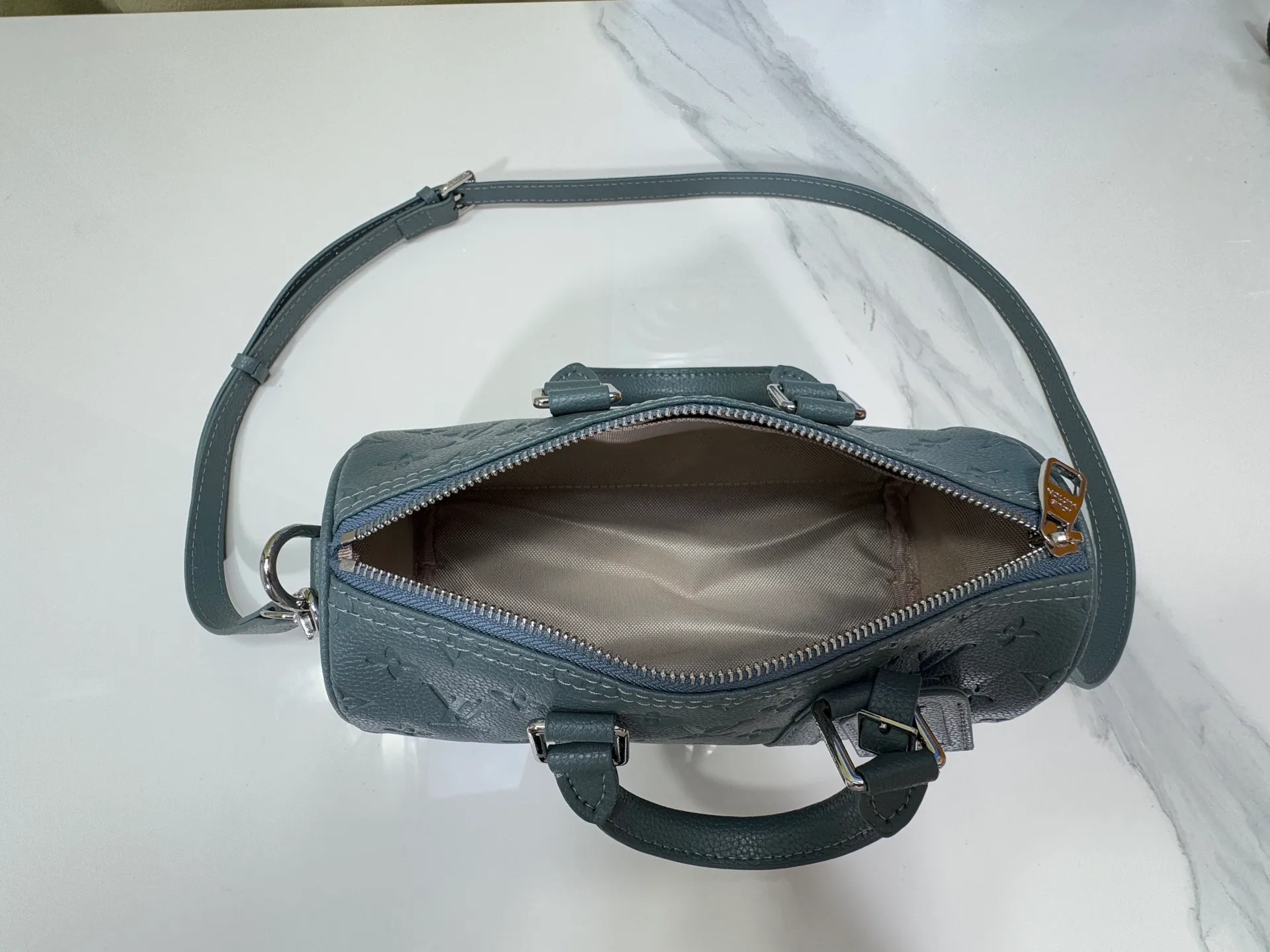 P240 Upgraded original version M00148 color gradient pattern M13866 foggy lake color men's bag pillow bag speedy Hr series This Keepall 25 handbag is made of Monogram Eclipse Reverse canvas, showing an elegant reinterpretation of Louis Vuitton's classic pattern. Reinforced straps and leather name tags are signature elements of the Keepall collection, while a zipper closure keeps personal items safe and secure. Dimensions 25.0 x 15.0 x 11.0cm (length x height x width