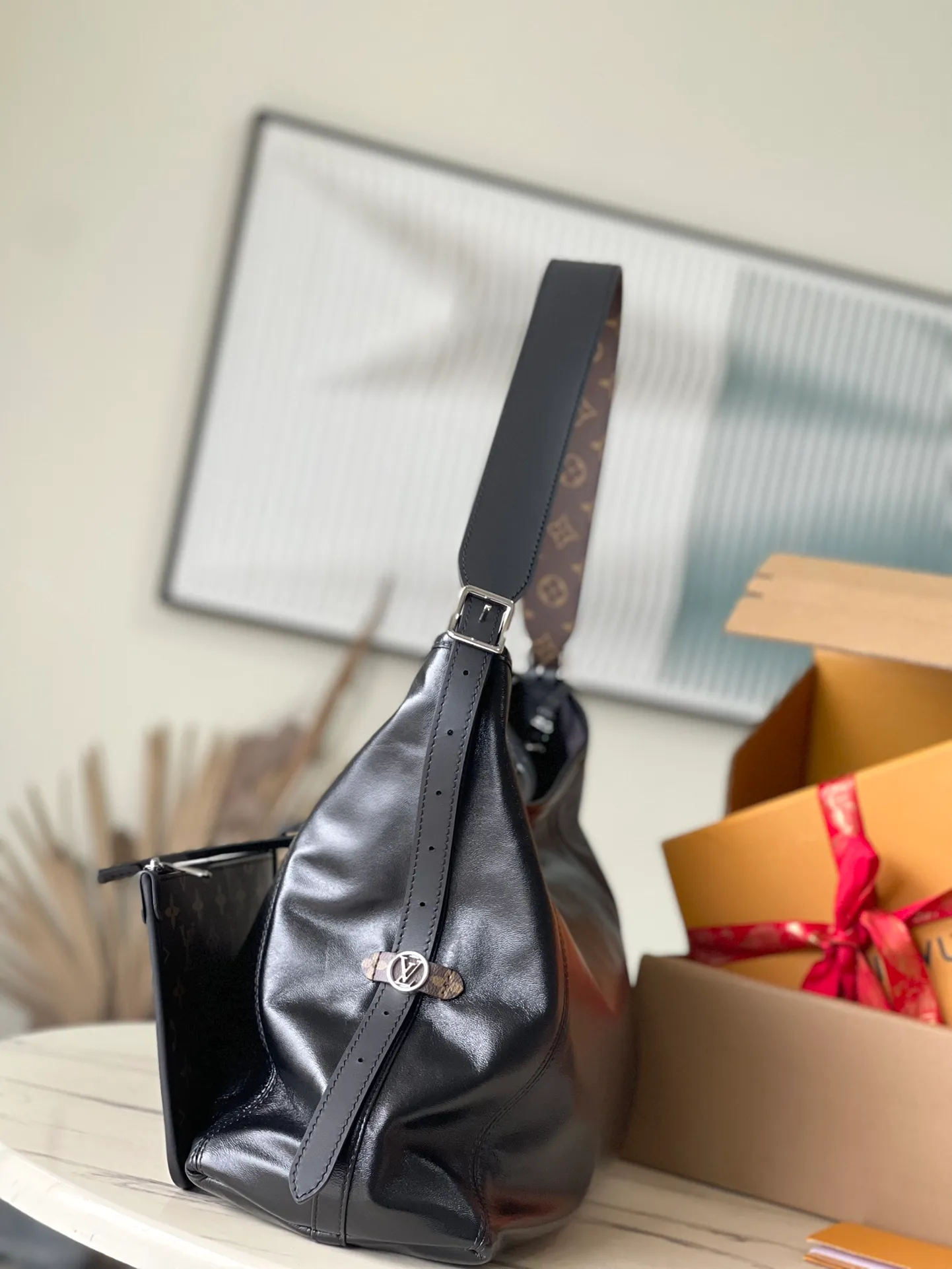 💰1200 (first layer sheepskin) top original order M25143 medium size. This CarryAl Dark medium handbag is made of soft sheepskin to create a fashionable mouth shape, adding eye-catching color to the 2024 spring and summer show style. Polished metal parts and a tactile micro-wrinkle texture complement each other. Plenty of space to accommodate a variety of daily necessities. A great travel companion. Dimensions: 39 × 30 × 15 cm