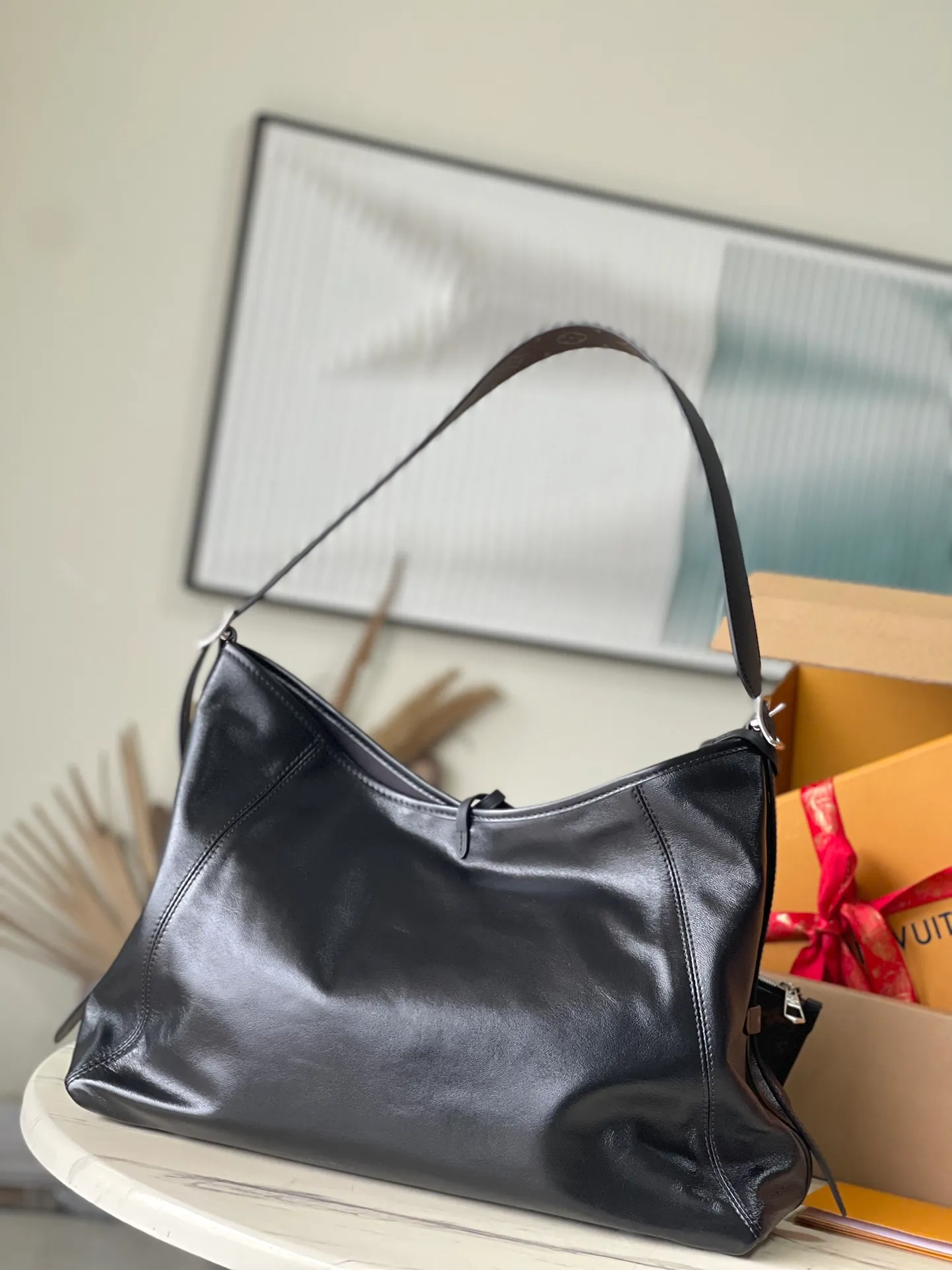 💰1200 (first layer sheepskin) top original order M25143 medium size. This CarryAl Dark medium handbag is made of soft sheepskin to create a fashionable mouth shape, adding eye-catching color to the 2024 spring and summer show style. Polished metal parts and a tactile micro-wrinkle texture complement each other. Plenty of space to accommodate a variety of daily necessities. A great travel companion. Dimensions: 39 × 30 × 15 cm