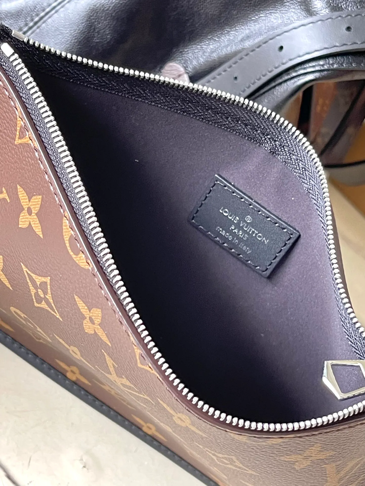 💰1200 (first layer sheepskin) top original order M25143 medium size. This CarryAl Dark medium handbag is made of soft sheepskin to create a fashionable mouth shape, adding eye-catching color to the 2024 spring and summer show style. Polished metal parts and a tactile micro-wrinkle texture complement each other. Plenty of space to accommodate a variety of daily necessities. A great travel companion. Dimensions: 39 × 30 × 15 cm