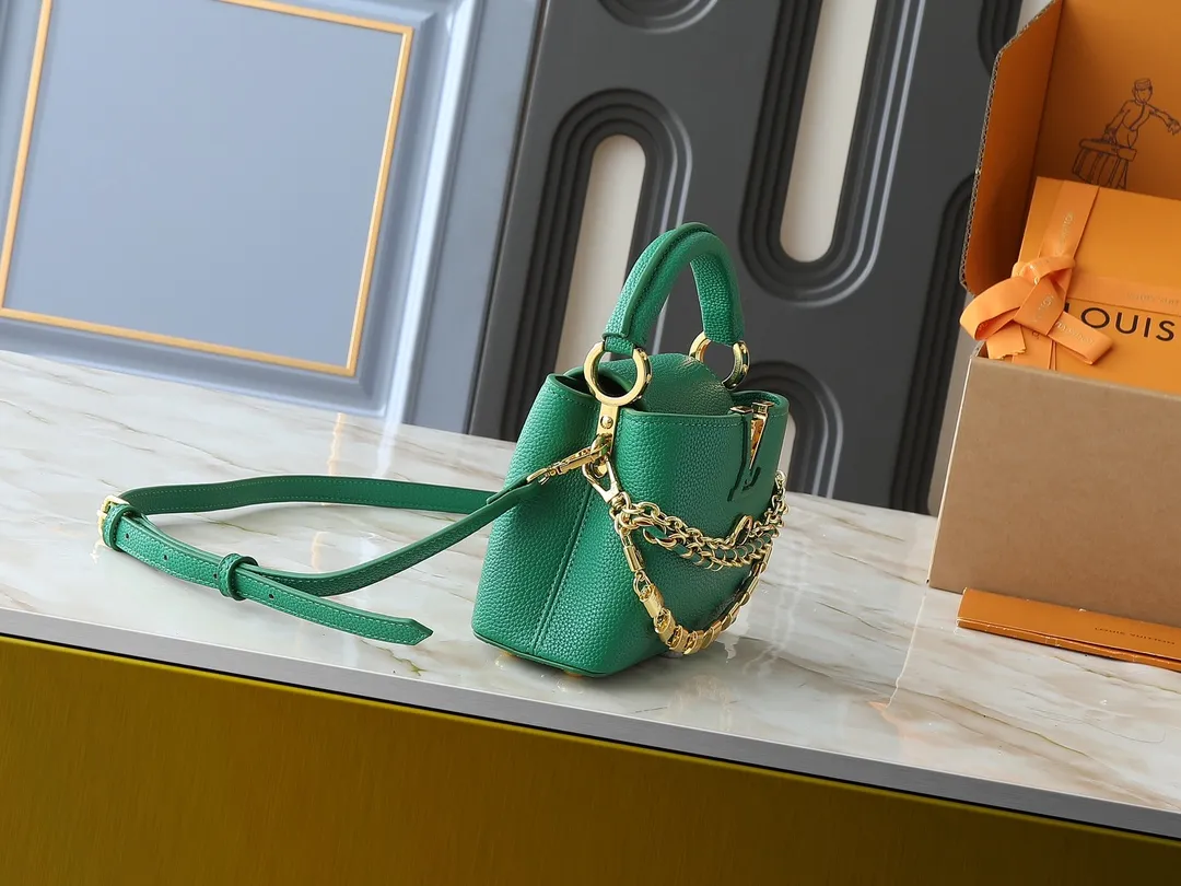 💰400💰Guangzhou goods Upgraded original version M12345 M12346 M12279 M11908 M11906 This Capucines mini handbag is from the Trilogy series. It is made of Taurillon cow leather to create an elegant structure, which can light up the evening look. A sumptuous chain appears with a mini padlock and an enamelled Monogram flower, while the flap opens externally or internally to an interior compartment with a card patch pocket. Dimensions: 21.0 x 13.6 x 8.0 cm (length x height x width)