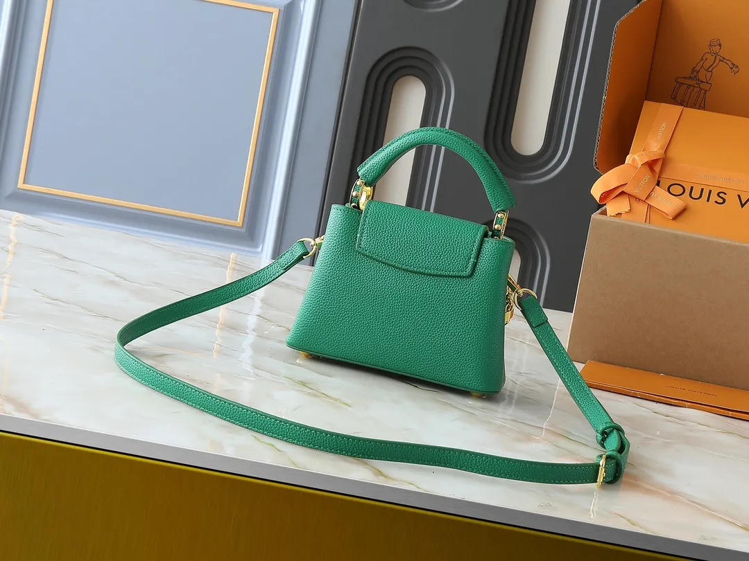 💰400💰Guangzhou goods Upgraded original version M12345 M12346 M12279 M11908 M11906 This Capucines mini handbag is from the Trilogy series. It is made of Taurillon cow leather to create an elegant structure, which can light up the evening look. A sumptuous chain appears with a mini padlock and an enamelled Monogram flower, while the flap opens externally or internally to an interior compartment with a card patch pocket. Dimensions: 21.0 x 13.6 x 8.0 cm (length x height x width)