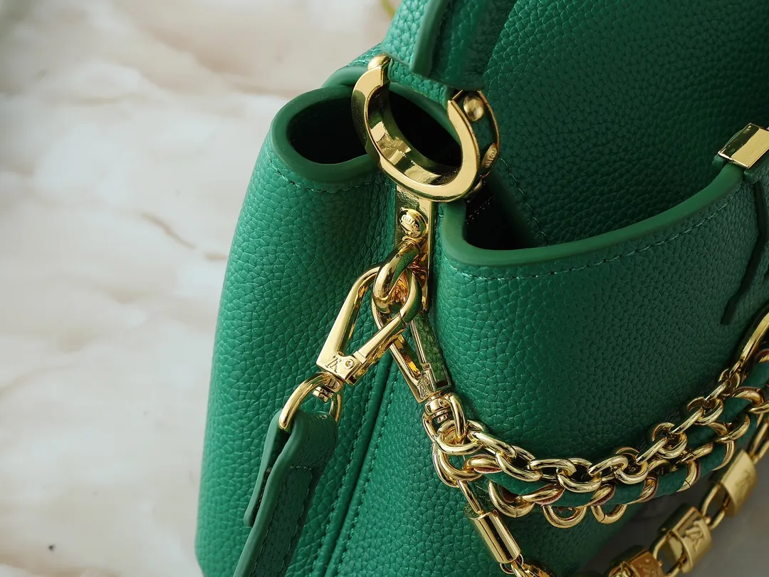 💰400💰Guangzhou goods Upgraded original version M12345 M12346 M12279 M11908 M11906 This Capucines mini handbag is from the Trilogy series. It is made of Taurillon cow leather to create an elegant structure, which can light up the evening look. A sumptuous chain appears with a mini padlock and an enamelled Monogram flower, while the flap opens externally or internally to an interior compartment with a card patch pocket. Dimensions: 21.0 x 13.6 x 8.0 cm (length x height x width)