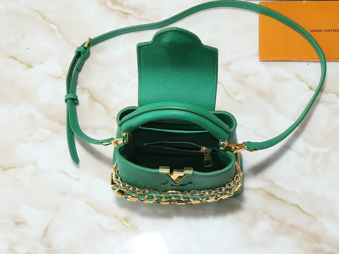 💰400💰Guangzhou goods Upgraded original version M12345 M12346 M12279 M11908 M11906 This Capucines mini handbag is from the Trilogy series. It is made of Taurillon cow leather to create an elegant structure, which can light up the evening look. A sumptuous chain appears with a mini padlock and an enamelled Monogram flower, while the flap opens externally or internally to an interior compartment with a card patch pocket. Dimensions: 21.0 x 13.6 x 8.0 cm (length x height x width)