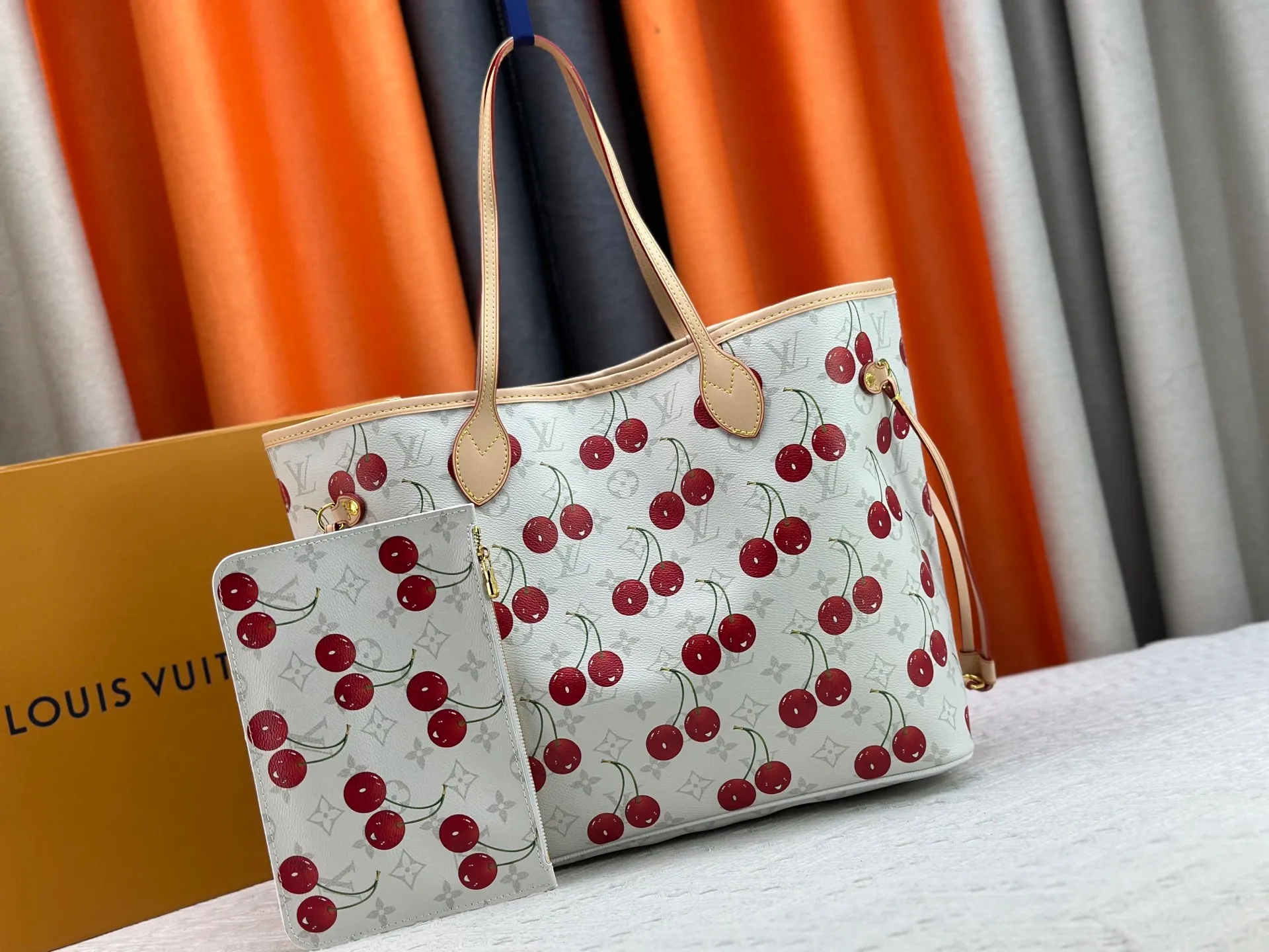 P260 Upgraded original M13758 M14210 M45686 M46649 M58907 M46329 M21579 M45685 M46676 M40995 This Neverfull medium handbag uses embossing and printing processes to depict the Monogram pattern on the cow leather. Tighten the side straps and the tote instantly transforms into an elegant urban handbag; the long handle makes it easy to carry over the shoulder or elbow. 31.0 x 28.0 x 14.0 cm (length x height x width)