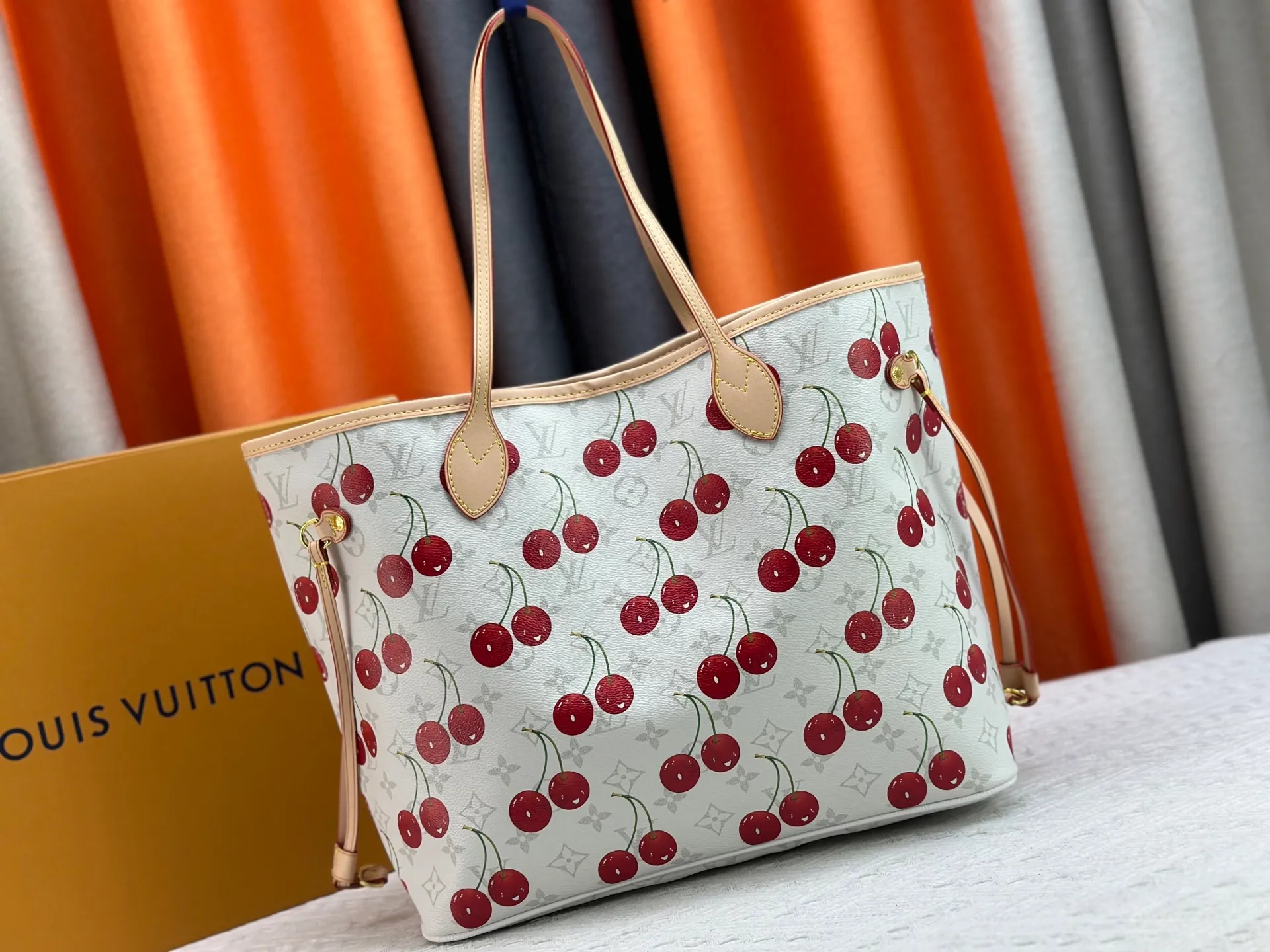 P260 Upgraded original M13758 M14210 M45686 M46649 M58907 M46329 M21579 M45685 M46676 M40995 This Neverfull medium handbag uses embossing and printing processes to depict the Monogram pattern on the cow leather. Tighten the side straps and the tote instantly transforms into an elegant urban handbag; the long handle makes it easy to carry over the shoulder or elbow. 31.0 x 28.0 x 14.0 cm (length x height x width)