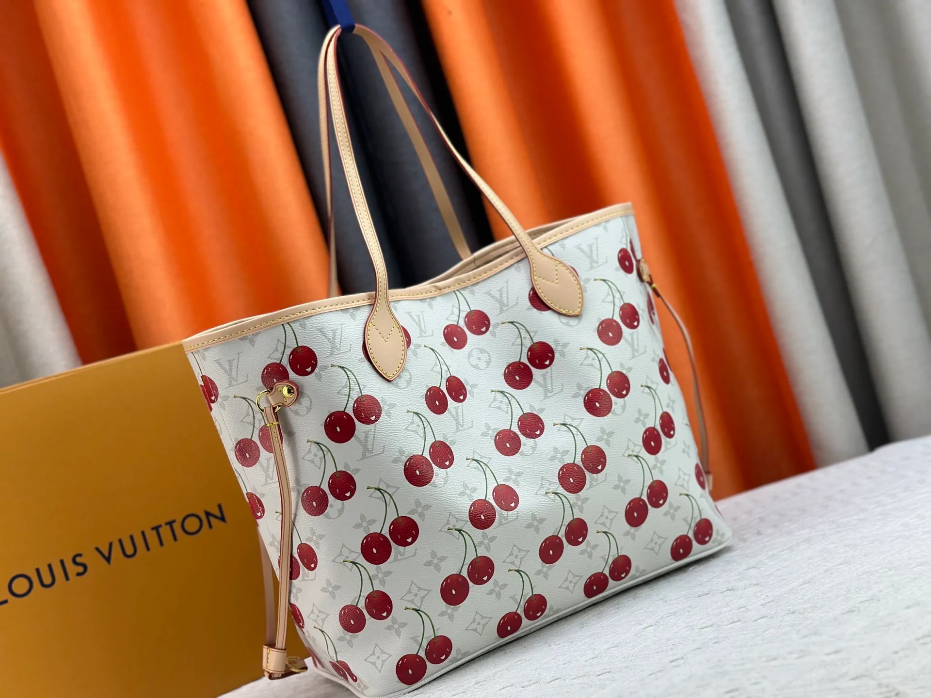 P260 Upgraded original M13758 M14210 M45686 M46649 M58907 M46329 M21579 M45685 M46676 M40995 This Neverfull medium handbag uses embossing and printing processes to depict the Monogram pattern on the cow leather. Tighten the side straps and the tote instantly transforms into an elegant urban handbag; the long handle makes it easy to carry over the shoulder or elbow. 31.0 x 28.0 x 14.0 cm (length x height x width)