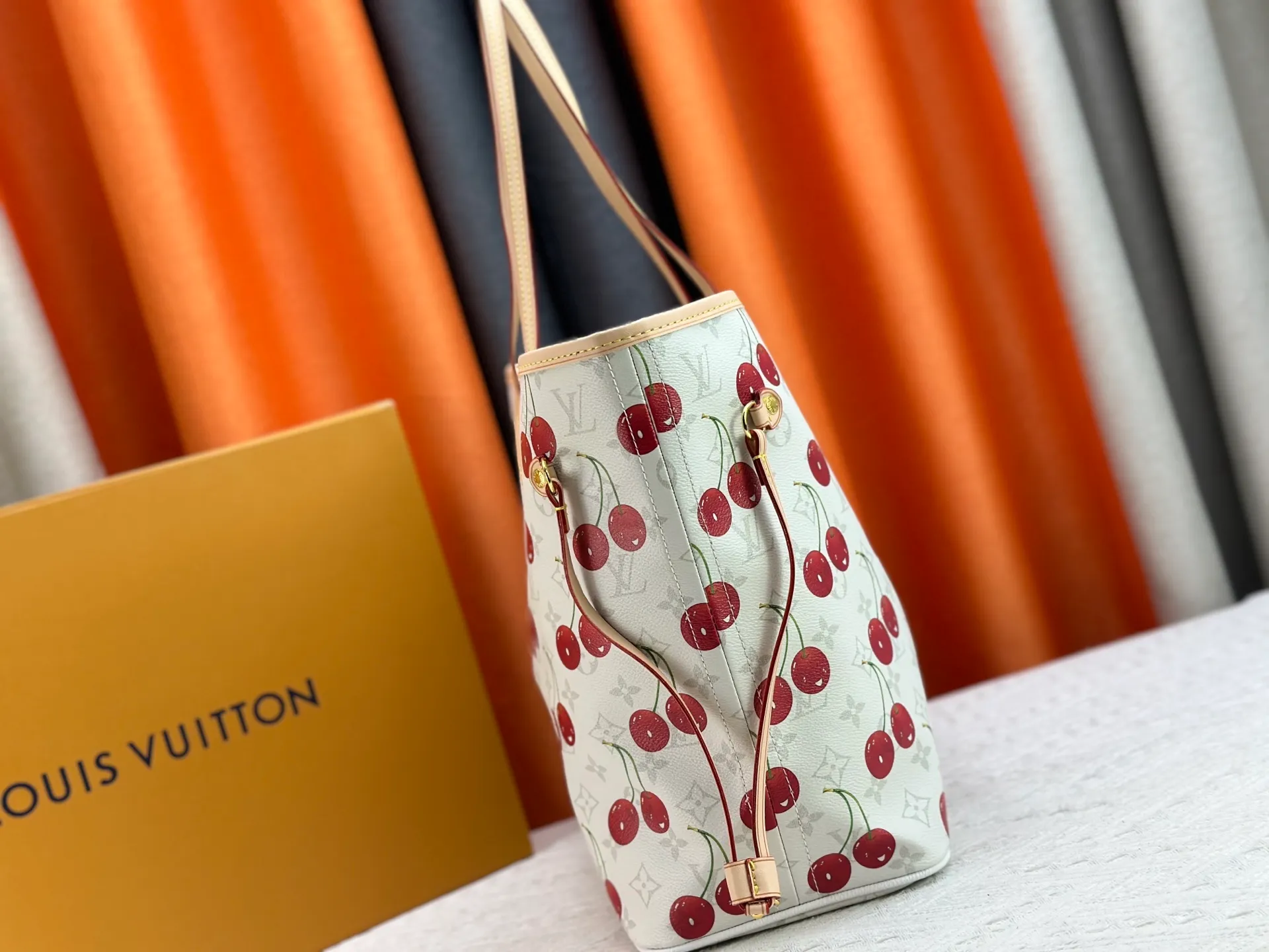 P260 Upgraded original M13758 M14210 M45686 M46649 M58907 M46329 M21579 M45685 M46676 M40995 This Neverfull medium handbag uses embossing and printing processes to depict the Monogram pattern on the cow leather. Tighten the side straps and the tote instantly transforms into an elegant urban handbag; the long handle makes it easy to carry over the shoulder or elbow. 31.0 x 28.0 x 14.0 cm (length x height x width)