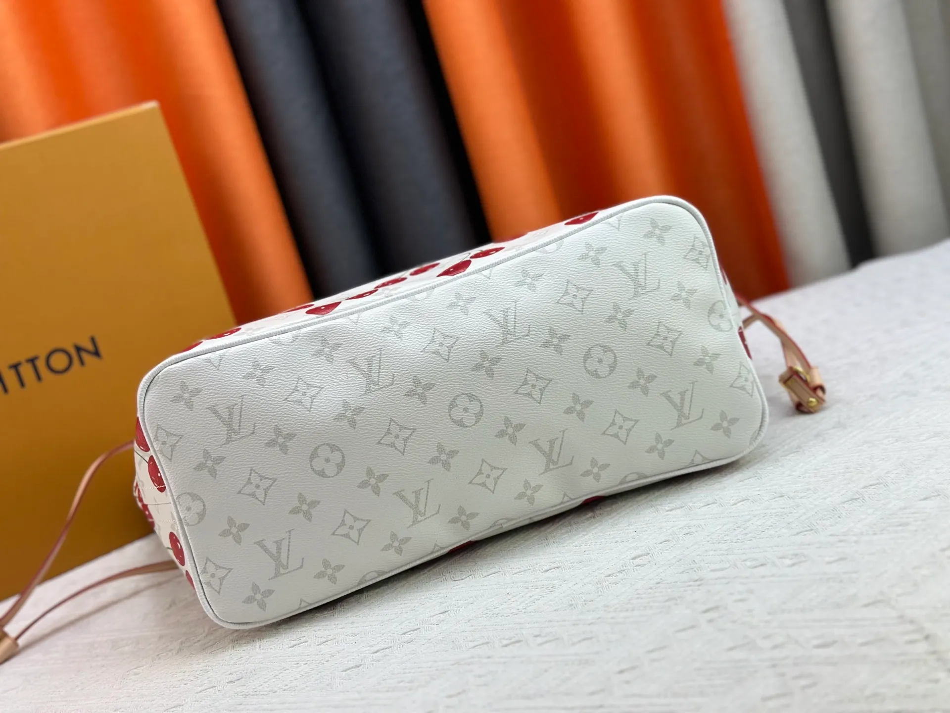 P260 Upgraded original M13758 M14210 M45686 M46649 M58907 M46329 M21579 M45685 M46676 M40995 This Neverfull medium handbag uses embossing and printing processes to depict the Monogram pattern on the cow leather. Tighten the side straps and the tote instantly transforms into an elegant urban handbag; the long handle makes it easy to carry over the shoulder or elbow. 31.0 x 28.0 x 14.0 cm (length x height x width)