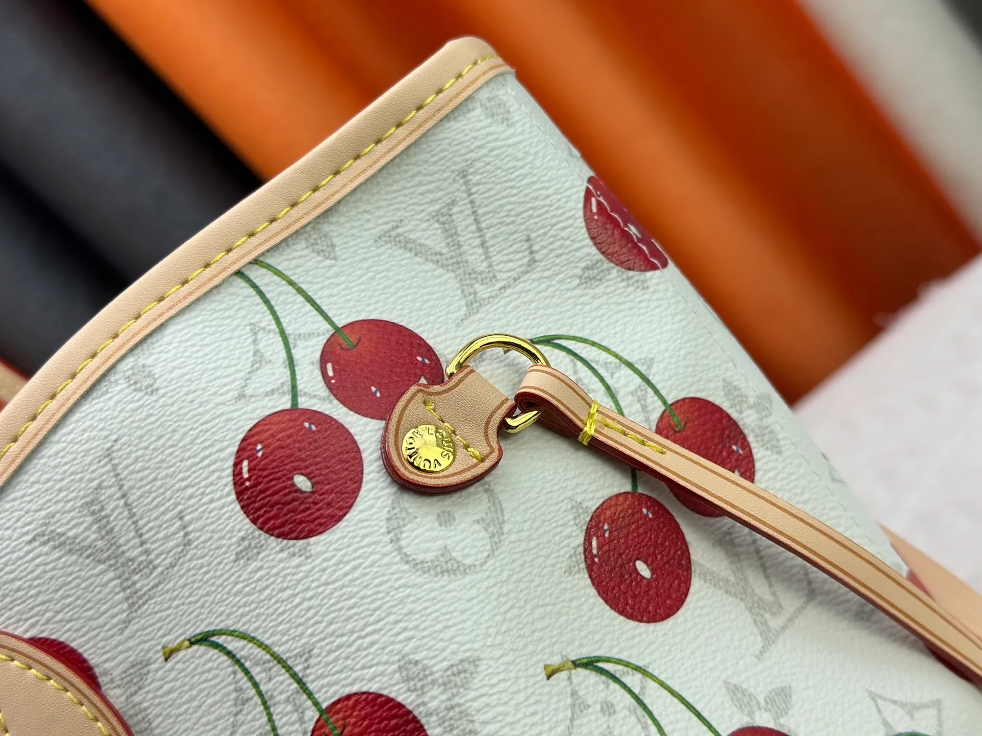 P260 Upgraded original M13758 M14210 M45686 M46649 M58907 M46329 M21579 M45685 M46676 M40995 This Neverfull medium handbag uses embossing and printing processes to depict the Monogram pattern on the cow leather. Tighten the side straps and the tote instantly transforms into an elegant urban handbag; the long handle makes it easy to carry over the shoulder or elbow. 31.0 x 28.0 x 14.0 cm (length x height x width)