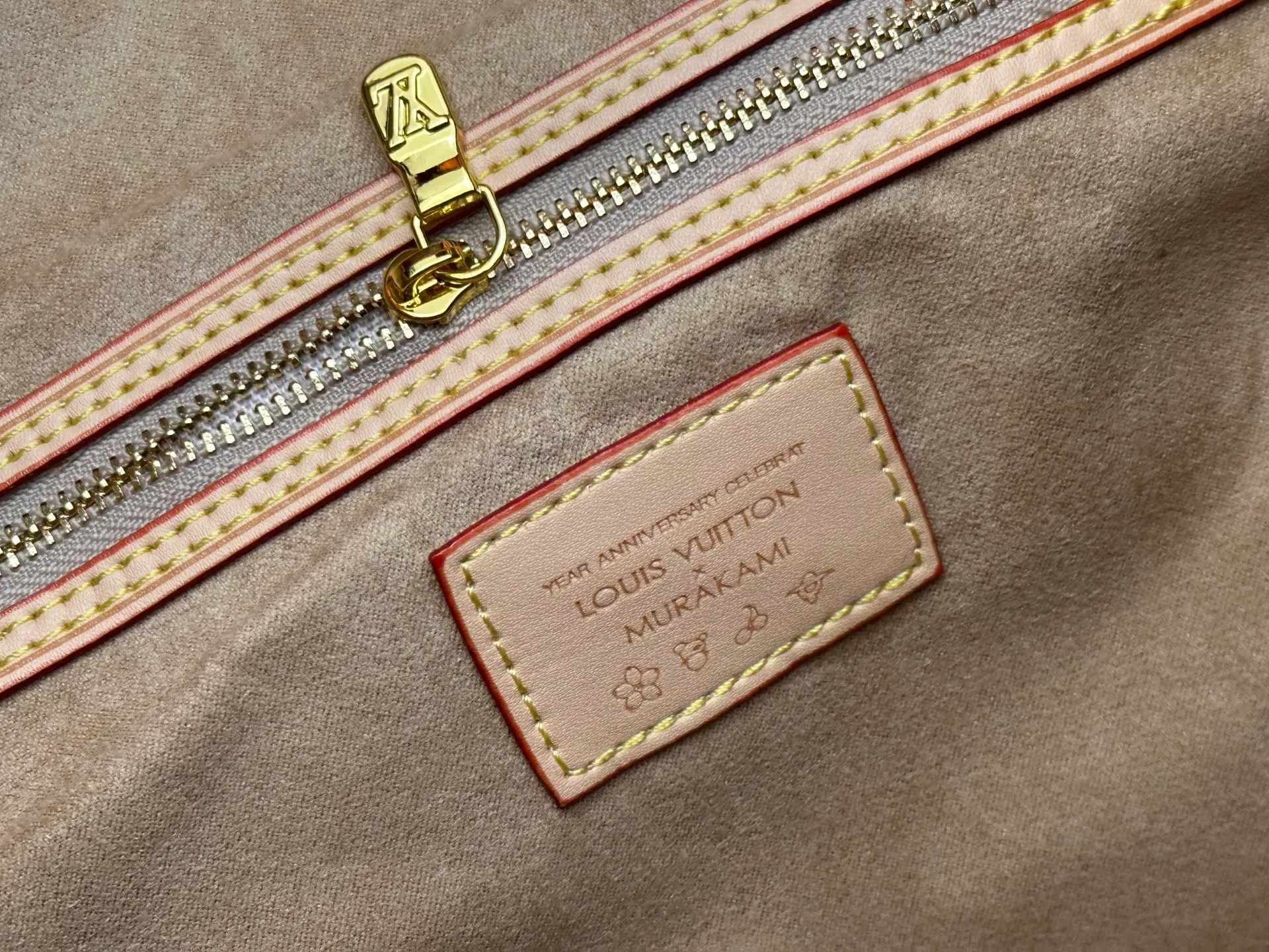P260 Upgraded original M13758 M14210 M45686 M46649 M58907 M46329 M21579 M45685 M46676 M40995 This Neverfull medium handbag uses embossing and printing processes to depict the Monogram pattern on the cow leather. Tighten the side straps and the tote instantly transforms into an elegant urban handbag; the long handle makes it easy to carry over the shoulder or elbow. 31.0 x 28.0 x 14.0 cm (length x height x width)