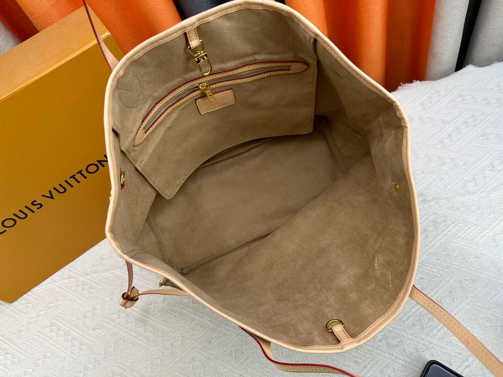 P260 Upgraded original M13758 M14210 M45686 M46649 M58907 M46329 M21579 M45685 M46676 M40995 This Neverfull medium handbag uses embossing and printing processes to depict the Monogram pattern on the cow leather. Tighten the side straps and the tote instantly transforms into an elegant urban handbag; the long handle makes it easy to carry over the shoulder or elbow. 31.0 x 28.0 x 14.0 cm (length x height x width)