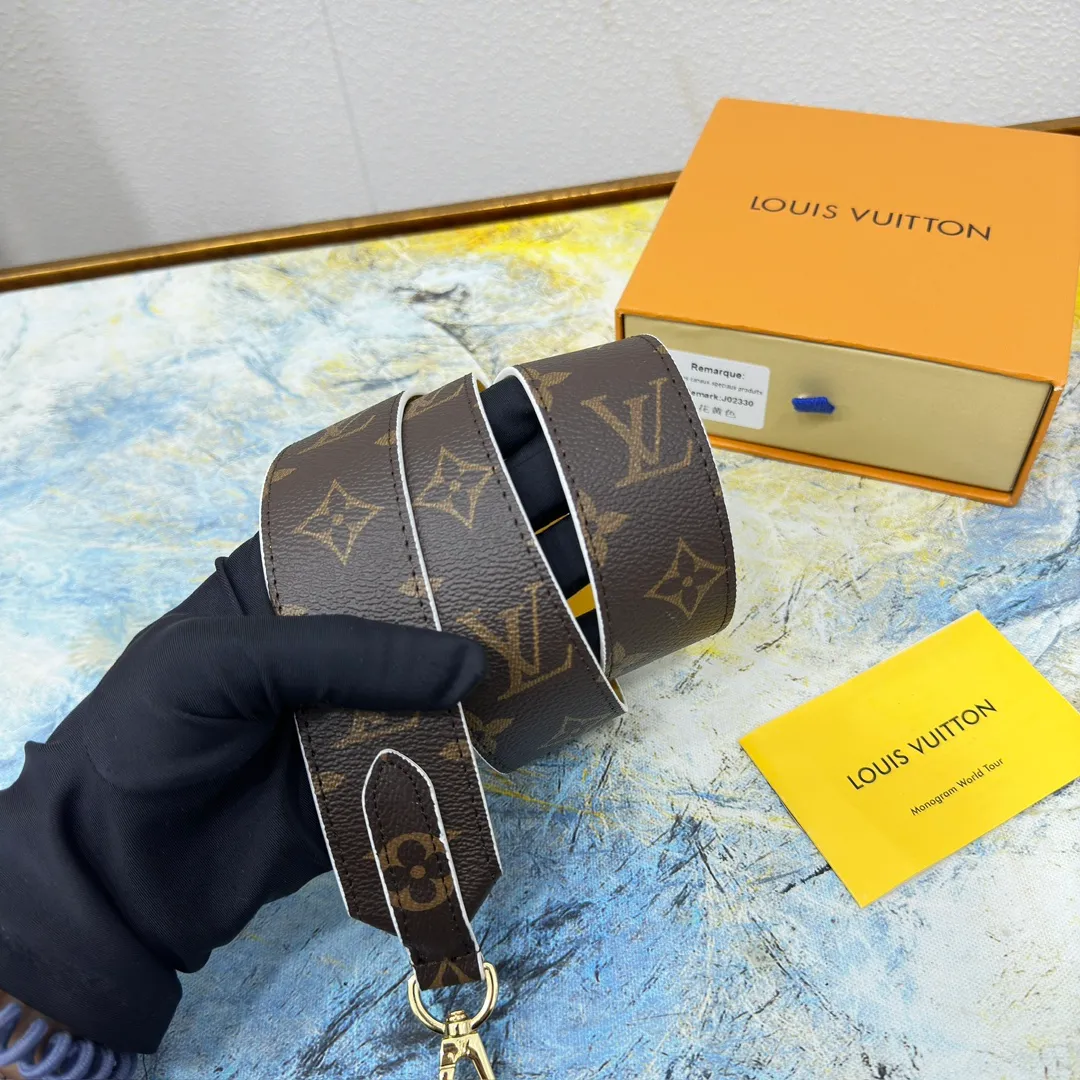 💰96 💎Top original super versatile MONOGRAM shoulder strap J02330 is made of Monogram canvas fabric and lined with stunning Rose Poudre Nappa leather. This shoulder strap is the best choice for creating a personal Louis Vuitton bag. Novel and versatile: super practical spring buckle design, easy to connect and remove. 90.0 x 4.0 x 0.2 cm (Length x Height x Width) - Monogram coated canvas - Nappa leather lining - Gold-tone hardware - 2 spring buckles - 2 Moroccan leather loops