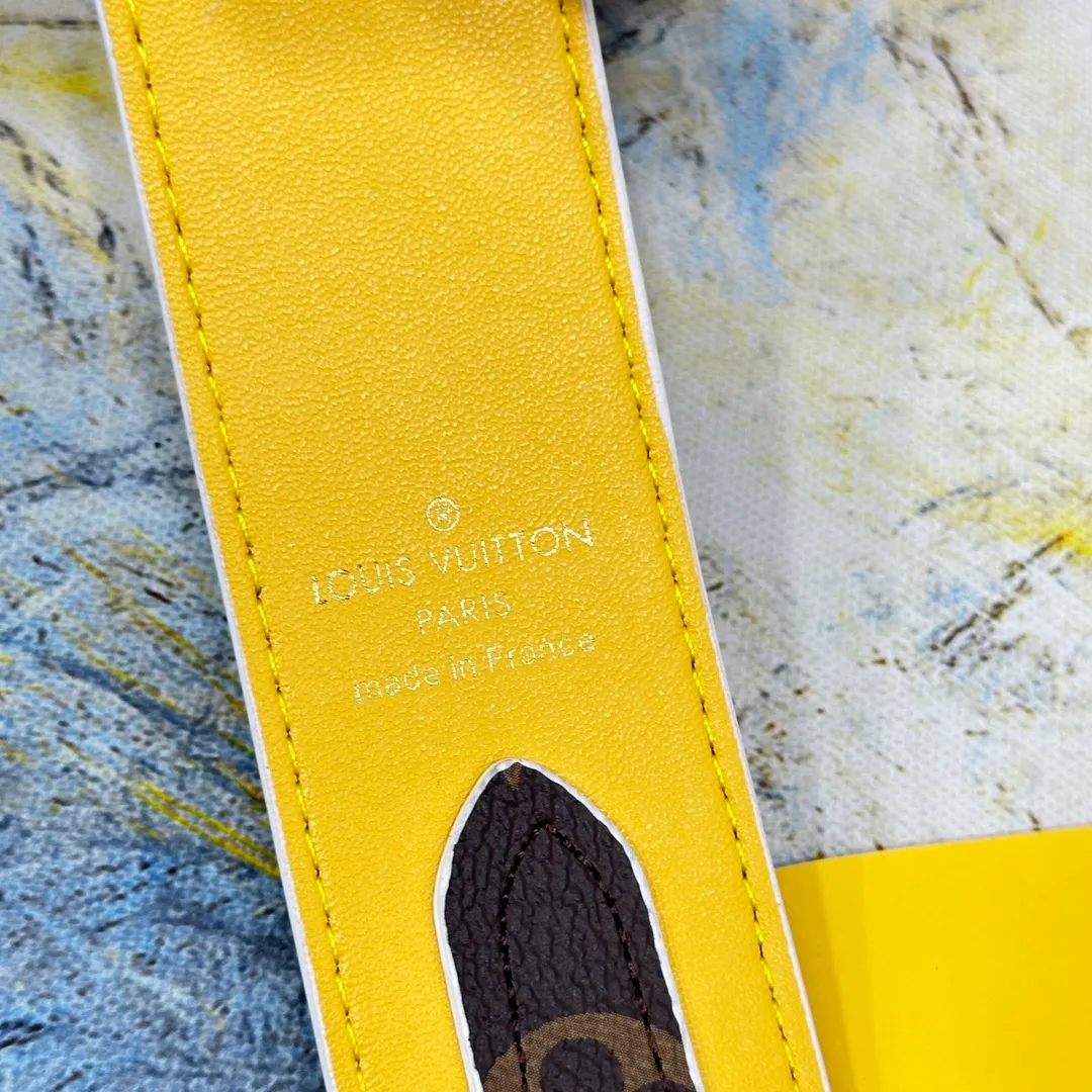 💰96 💎Top original super versatile MONOGRAM shoulder strap J02330 is made of Monogram canvas fabric and lined with stunning Rose Poudre Nappa leather. This shoulder strap is the best choice for creating a personal Louis Vuitton bag. Novel and versatile: super practical spring buckle design, easy to connect and remove. 90.0 x 4.0 x 0.2 cm (Length x Height x Width) - Monogram coated canvas - Nappa leather lining - Gold-tone hardware - 2 spring buckles - 2 Moroccan leather loops