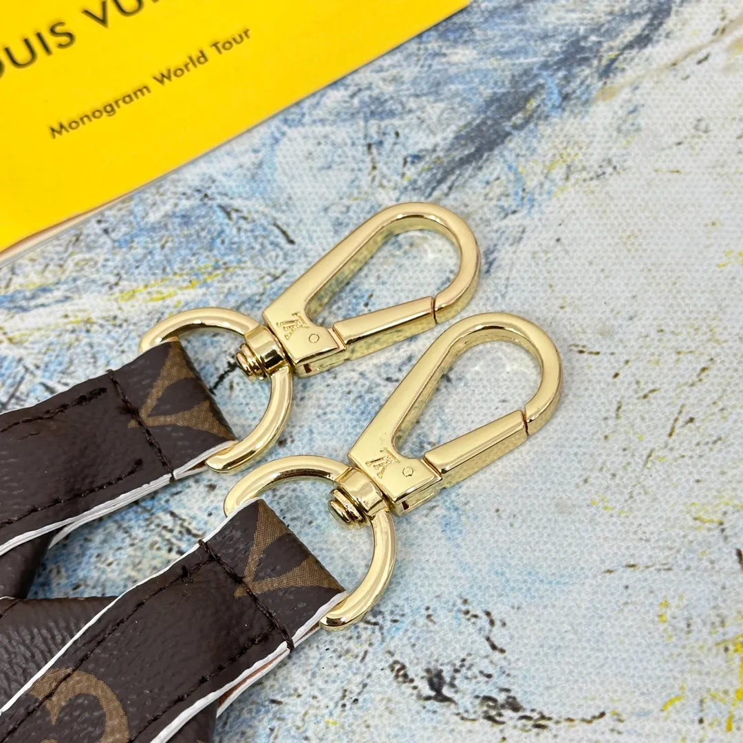 💰96 💎Top original super versatile MONOGRAM shoulder strap J02330 is made of Monogram canvas fabric and lined with stunning Rose Poudre Nappa leather. This shoulder strap is the best choice for creating a personal Louis Vuitton bag. Novel and versatile: super practical spring buckle design, easy to connect and remove. 90.0 x 4.0 x 0.2 cm (Length x Height x Width) - Monogram coated canvas - Nappa leather lining - Gold-tone hardware - 2 spring buckles - 2 Moroccan leather loops