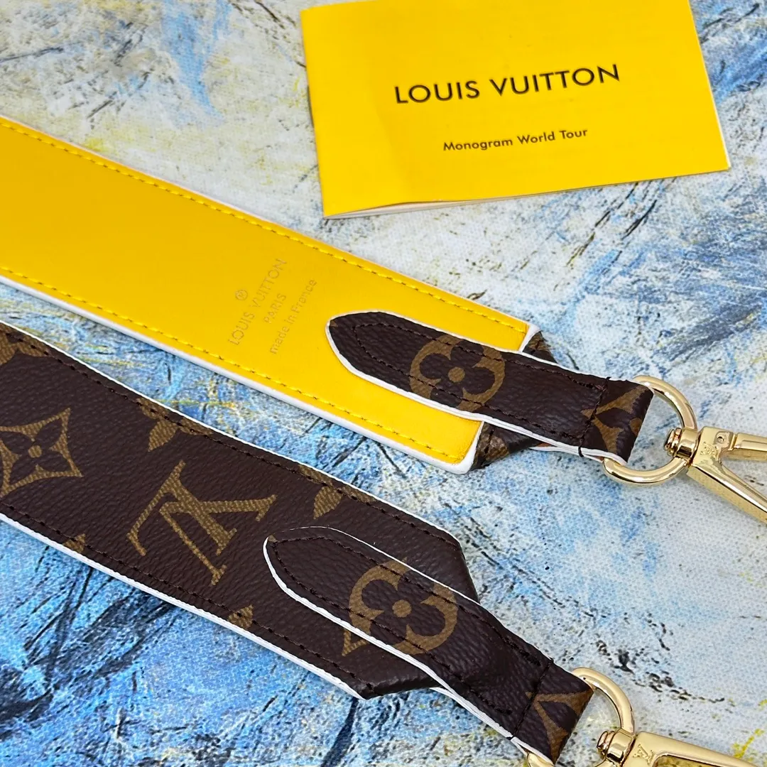 💰96 💎Top original super versatile MONOGRAM shoulder strap J02330 is made of Monogram canvas fabric and lined with stunning Rose Poudre Nappa leather. This shoulder strap is the best choice for creating a personal Louis Vuitton bag. Novel and versatile: super practical spring buckle design, easy to connect and remove. 90.0 x 4.0 x 0.2 cm (Length x Height x Width) - Monogram coated canvas - Nappa leather lining - Gold-tone hardware - 2 spring buckles - 2 Moroccan leather loops