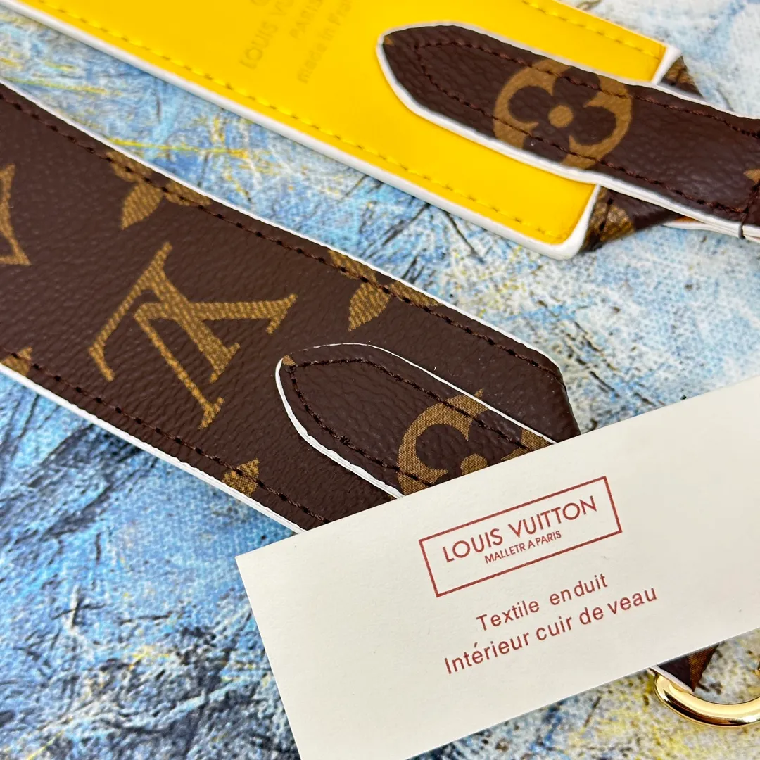 💰96 💎Top original super versatile MONOGRAM shoulder strap J02330 is made of Monogram canvas fabric and lined with stunning Rose Poudre Nappa leather. This shoulder strap is the best choice for creating a personal Louis Vuitton bag. Novel and versatile: super practical spring buckle design, easy to connect and remove. 90.0 x 4.0 x 0.2 cm (Length x Height x Width) - Monogram coated canvas - Nappa leather lining - Gold-tone hardware - 2 spring buckles - 2 Moroccan leather loops