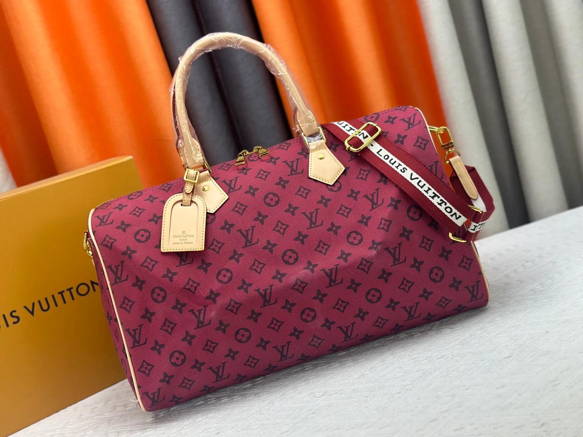 P360 Lv Travel Bag This Speedy Bandoulière Monogram Leather handbag is made of soft grained cow leather wrapped with sheepskin lining. The silk-screened Monogram pattern presents the blurred look of canvas printing, expressing the new season's ingenuity of creative director Pharrell Williams. Size: 45-26 cn Style No. 25772