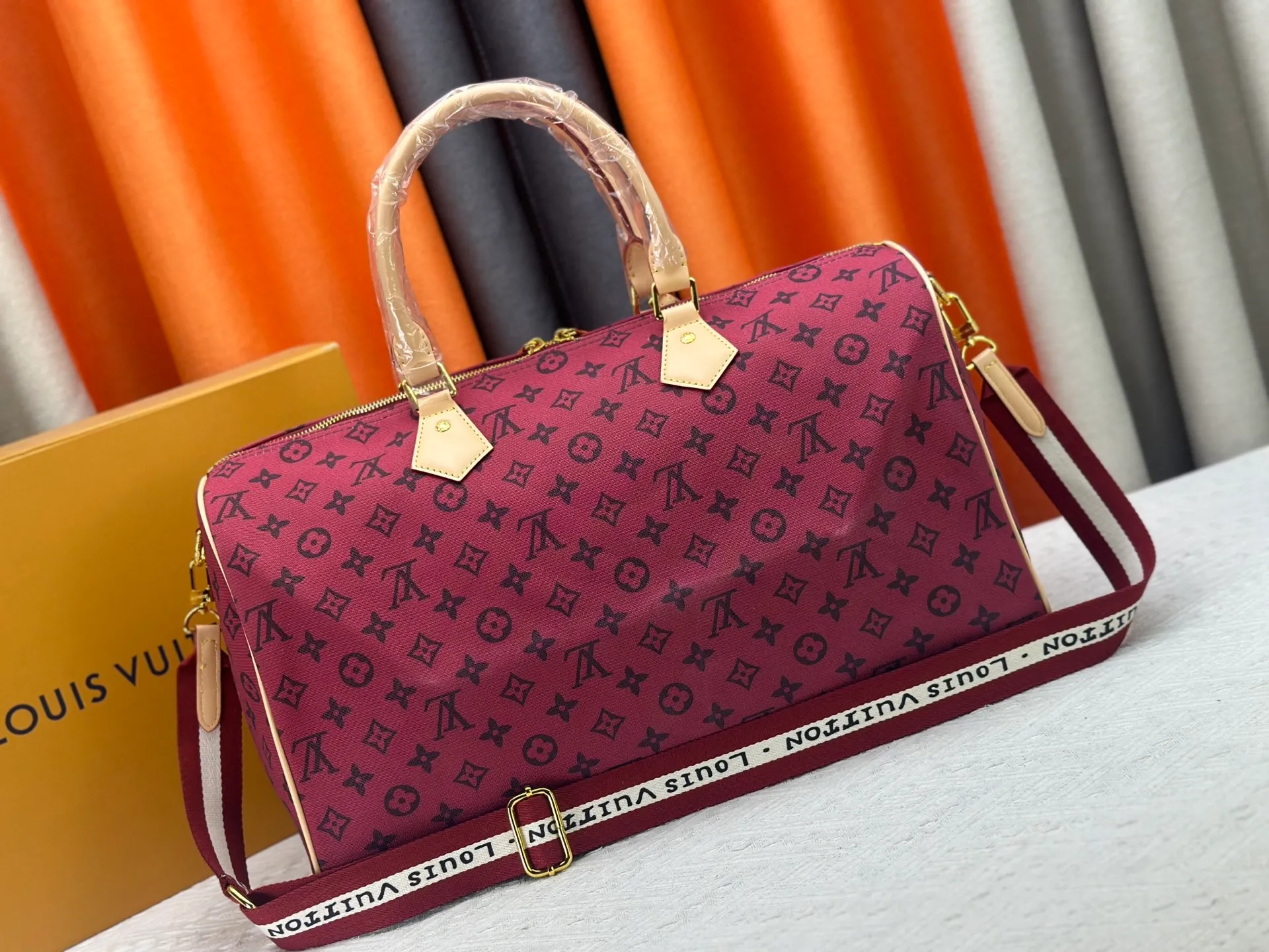 P360 Lv Travel Bag This Speedy Bandoulière Monogram Leather handbag is made of soft grained cow leather wrapped with sheepskin lining. The silk-screened Monogram pattern presents the blurred look of canvas printing, expressing the new season's ingenuity of creative director Pharrell Williams. Size: 45-26 cn Style No. 25772
