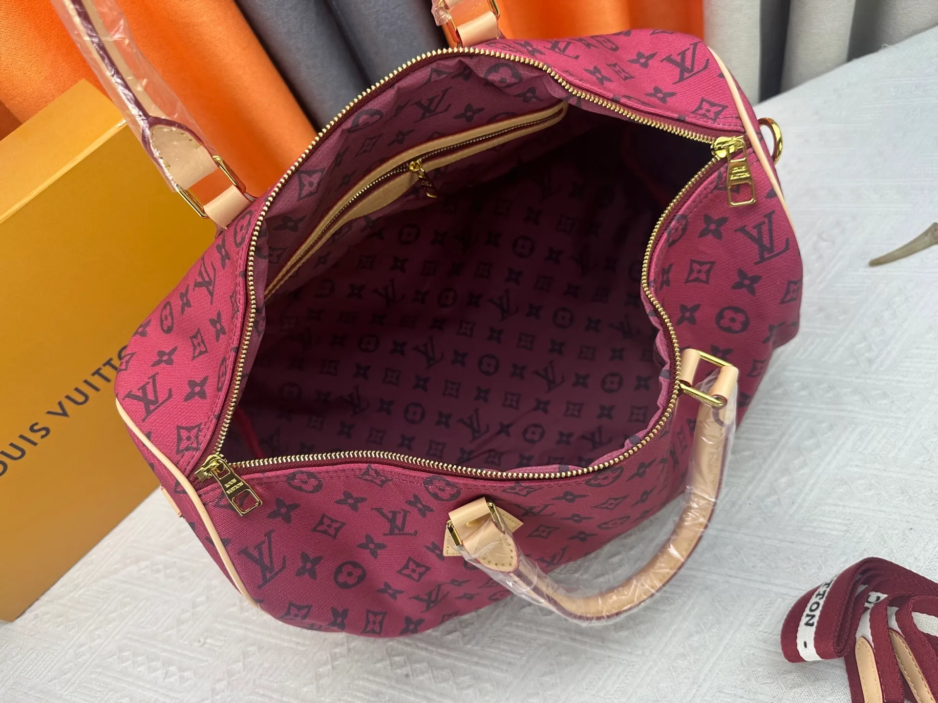P360 Lv Travel Bag This Speedy Bandoulière Monogram Leather handbag is made of soft grained cow leather wrapped with sheepskin lining. The silk-screened Monogram pattern presents the blurred look of canvas printing, expressing the new season's ingenuity of creative director Pharrell Williams. Size: 45-26 cn Style No. 25772