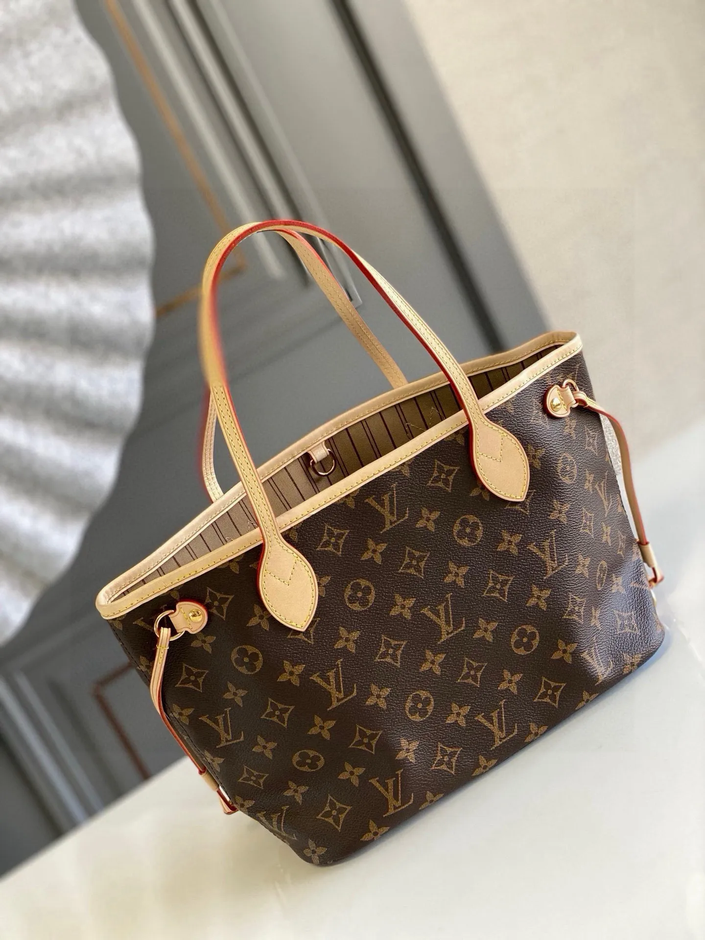 💰780 (Small steel nails) Top original order M41000 Apricot NEVERFULL PM This Neverfull MM handbag combines timeless classic design with traditional details. It is made of Monogram canvas and trimmed with natural cowhide. The interior is extra spacious but not heavy. Tighten the side straps to create a fashionable and charming shape, and loosen them to show a more casual atmosphere. The slim and comfortable handle can be easily slung over the shoulder or carried by arm. Lined in a vibrant color, the bag has a detachable organizer that can be used independently as a clutch or as an extra pocket. 29 cm