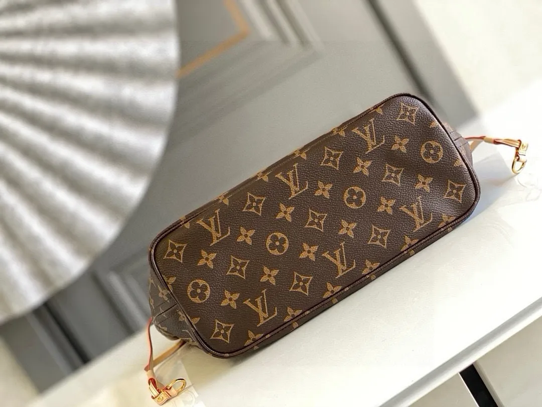 💰780 (Small steel nails) Top original order M41000 Apricot NEVERFULL PM This Neverfull MM handbag combines timeless classic design with traditional details. It is made of Monogram canvas and trimmed with natural cowhide. The interior is extra spacious but not heavy. Tighten the side straps to create a fashionable and charming shape, and loosen them to show a more casual atmosphere. The slim and comfortable handle can be easily slung over the shoulder or carried by arm. Lined in a vibrant color, the bag has a detachable organizer that can be used independently as a clutch or as an extra pocket. 29 cm