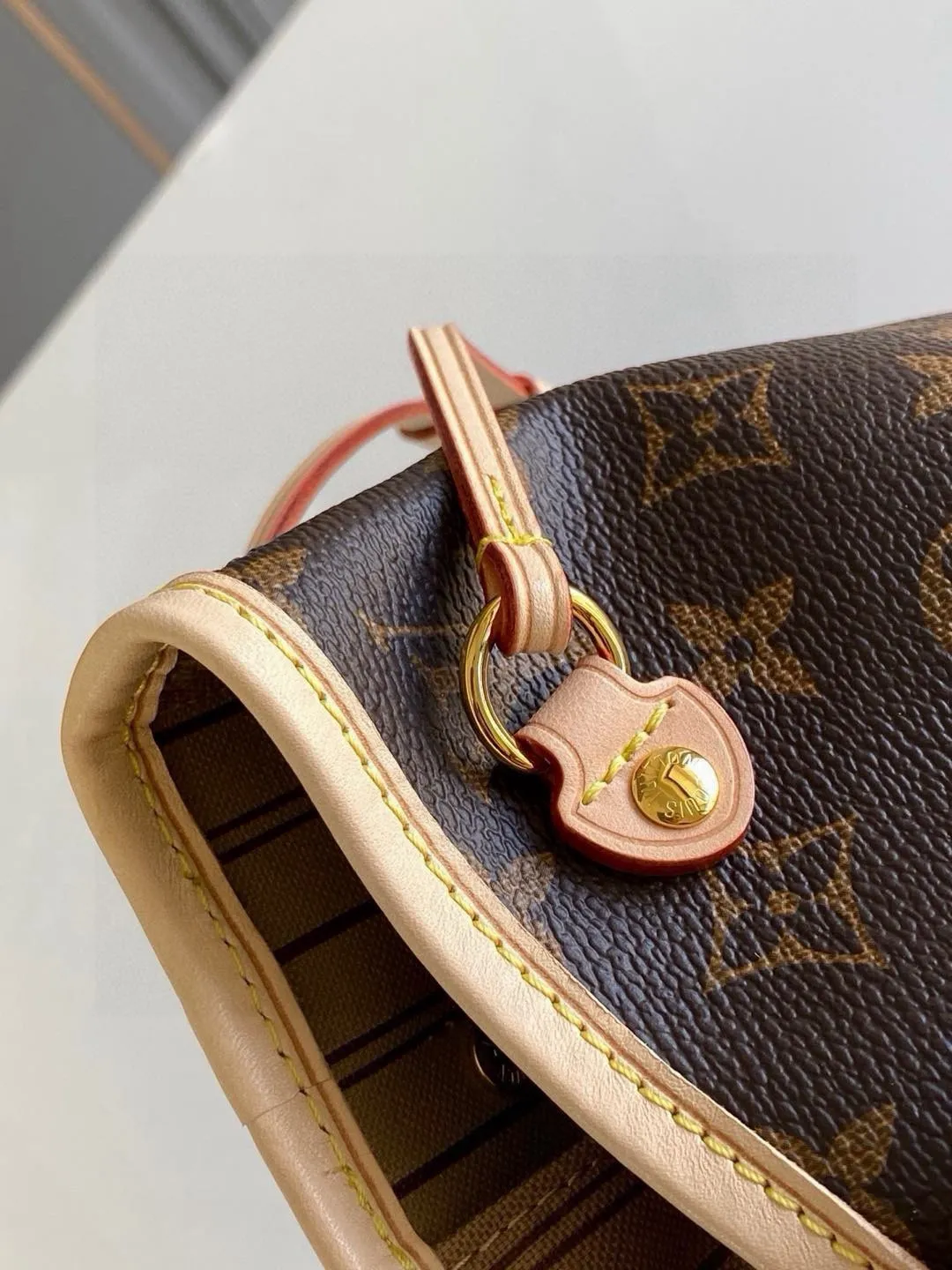💰780 (Small steel nails) Top original order M41000 Apricot NEVERFULL PM This Neverfull MM handbag combines timeless classic design with traditional details. It is made of Monogram canvas and trimmed with natural cowhide. The interior is extra spacious but not heavy. Tighten the side straps to create a fashionable and charming shape, and loosen them to show a more casual atmosphere. The slim and comfortable handle can be easily slung over the shoulder or carried by arm. Lined in a vibrant color, the bag has a detachable organizer that can be used independently as a clutch or as an extra pocket. 29 cm