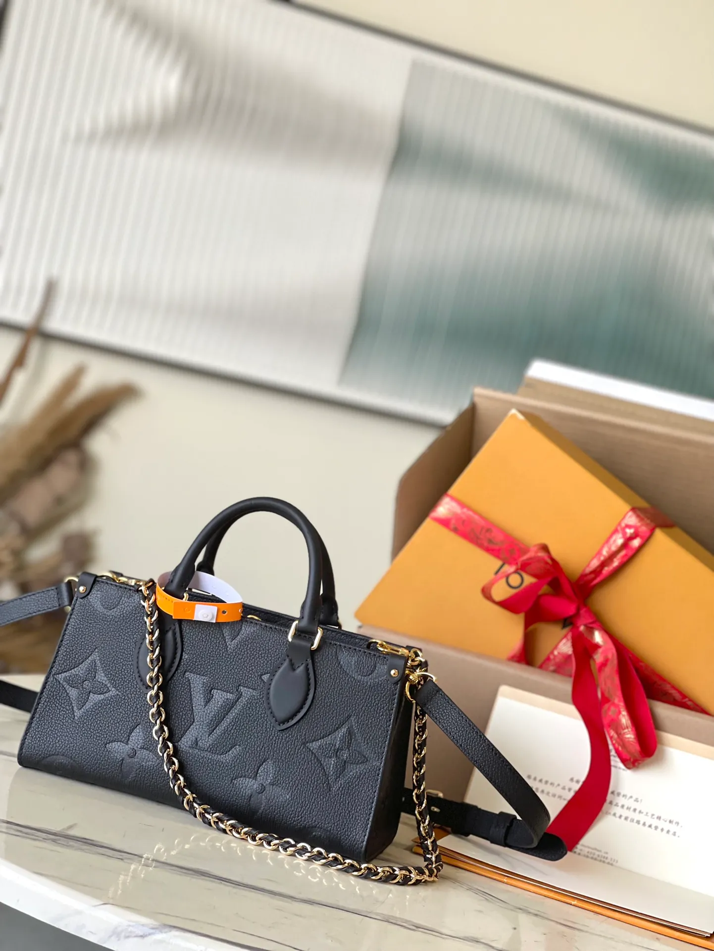 💰1060 (top layer leather) top original order M23640. Support counter inspection. Photos taken of duty-free goods are consistent with the product without unpacking. This product is an exclusive duty-free product in the market and is the highest-end product. Inspection is supported. This product has passed strict inspection and is flawless. Please wear gloves when touching the product. This product is not returnable or exchangeable. Please confirm the product first and then remove the label on the handle. This product is temporarily not open to the public, only regular customers, and is in short supply. Dimensions: 25 x 13 x 10.5 cm