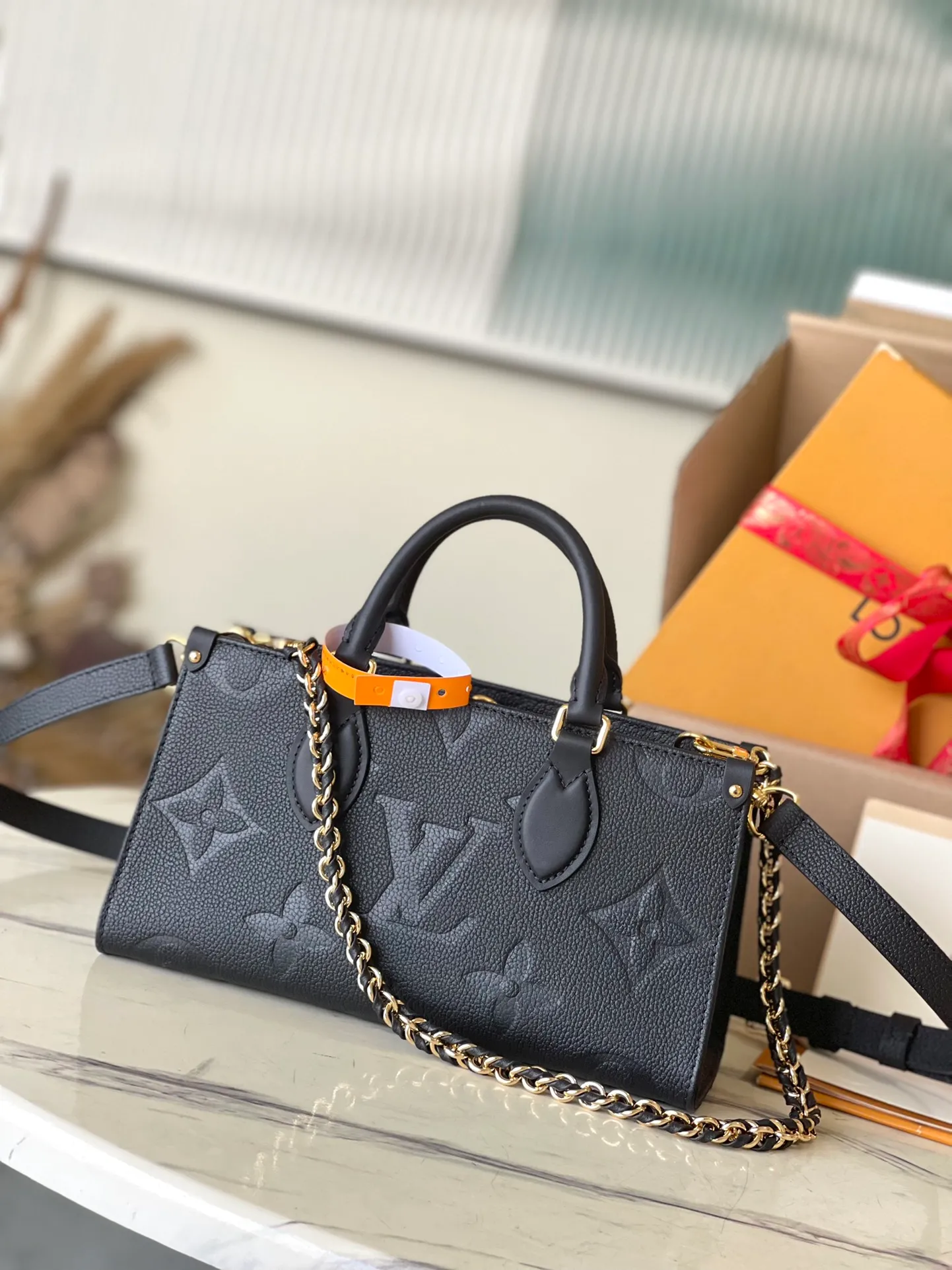 💰1060 (top layer leather) top original order M23640. Support counter inspection. Photos taken of duty-free goods are consistent with the product without unpacking. This product is an exclusive duty-free product in the market and is the highest-end product. Inspection is supported. This product has passed strict inspection and is flawless. Please wear gloves when touching the product. This product is not returnable or exchangeable. Please confirm the product first and then remove the label on the handle. This product is temporarily not open to the public, only regular customers, and is in short supply. Dimensions: 25 x 13 x 10.5 cm