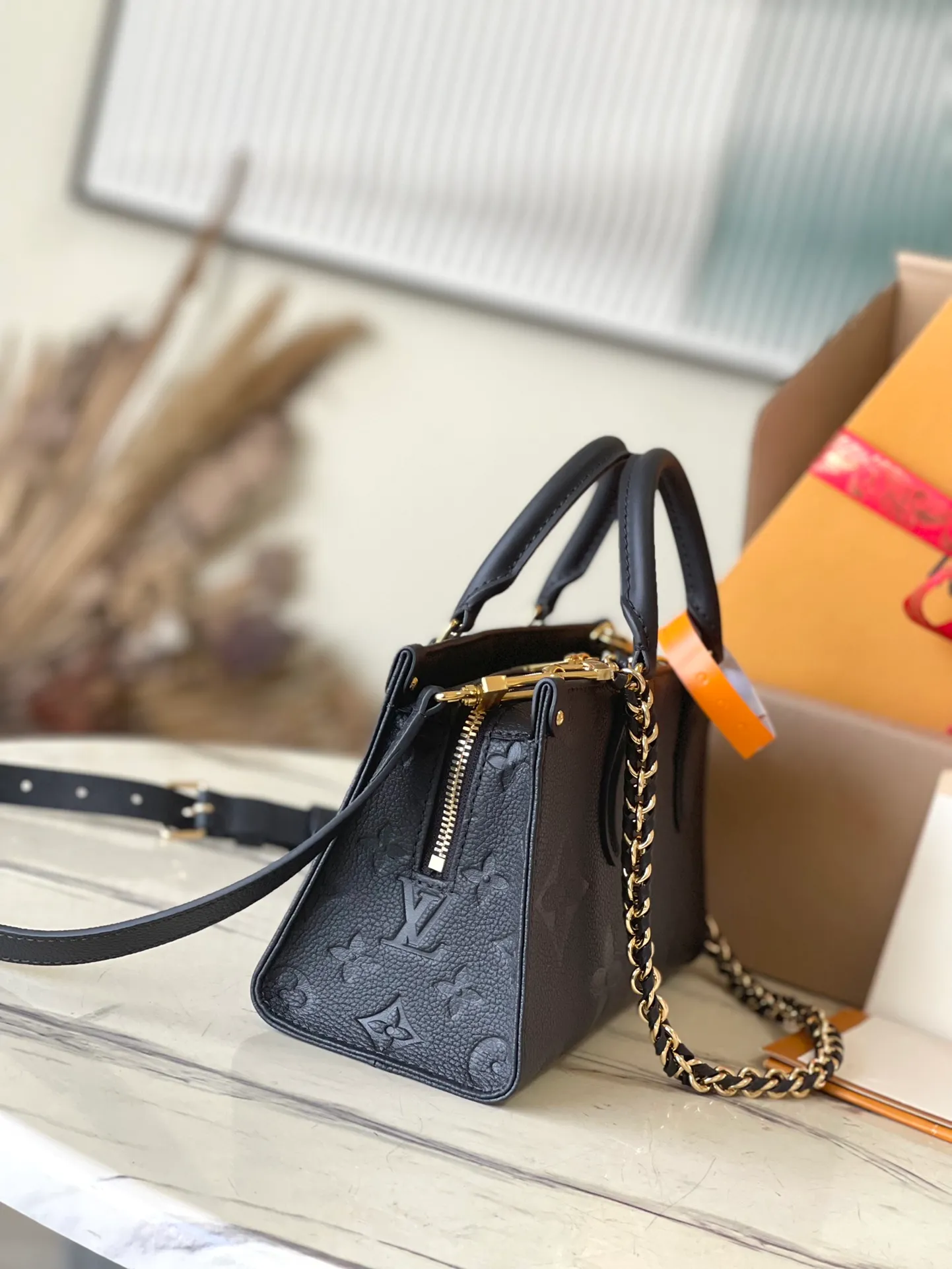💰1060 (top layer leather) top original order M23640. Support counter inspection. Photos taken of duty-free goods are consistent with the product without unpacking. This product is an exclusive duty-free product in the market and is the highest-end product. Inspection is supported. This product has passed strict inspection and is flawless. Please wear gloves when touching the product. This product is not returnable or exchangeable. Please confirm the product first and then remove the label on the handle. This product is temporarily not open to the public, only regular customers, and is in short supply. Dimensions: 25 x 13 x 10.5 cm