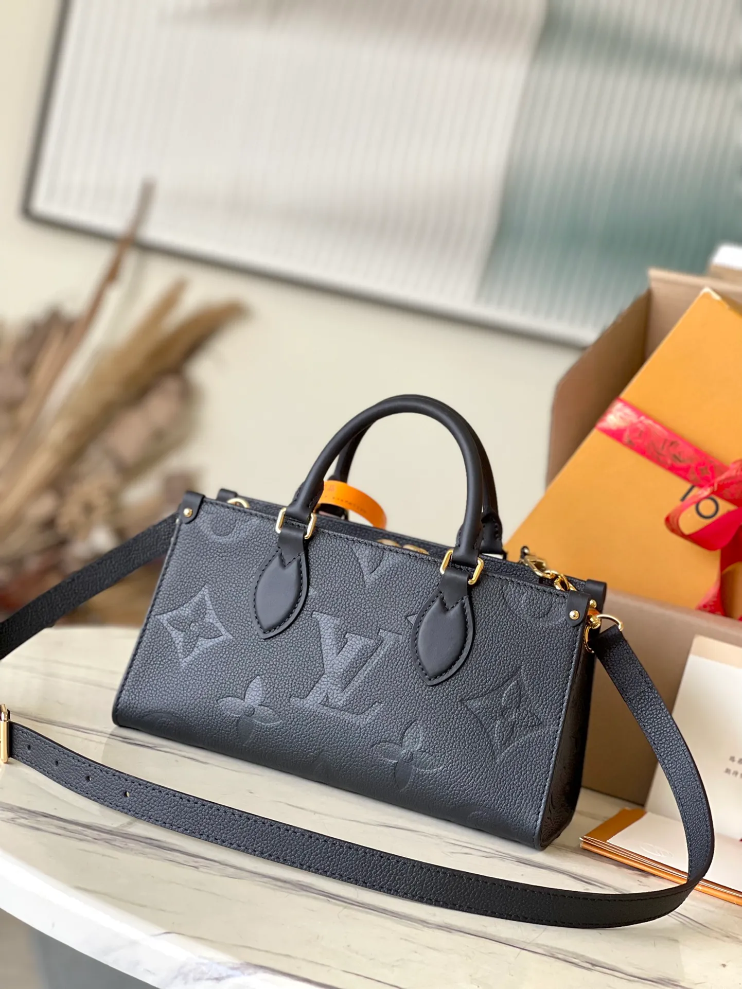 💰1060 (top layer leather) top original order M23640. Support counter inspection. Photos taken of duty-free goods are consistent with the product without unpacking. This product is an exclusive duty-free product in the market and is the highest-end product. Inspection is supported. This product has passed strict inspection and is flawless. Please wear gloves when touching the product. This product is not returnable or exchangeable. Please confirm the product first and then remove the label on the handle. This product is temporarily not open to the public, only regular customers, and is in short supply. Dimensions: 25 x 13 x 10.5 cm