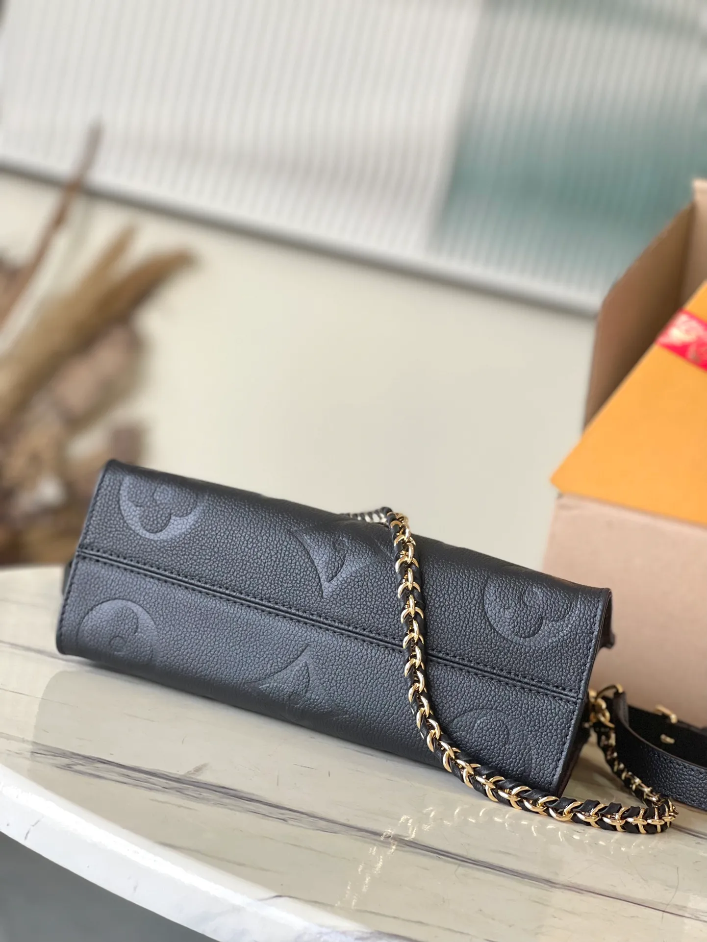 💰1060 (top layer leather) top original order M23640. Support counter inspection. Photos taken of duty-free goods are consistent with the product without unpacking. This product is an exclusive duty-free product in the market and is the highest-end product. Inspection is supported. This product has passed strict inspection and is flawless. Please wear gloves when touching the product. This product is not returnable or exchangeable. Please confirm the product first and then remove the label on the handle. This product is temporarily not open to the public, only regular customers, and is in short supply. Dimensions: 25 x 13 x 10.5 cm