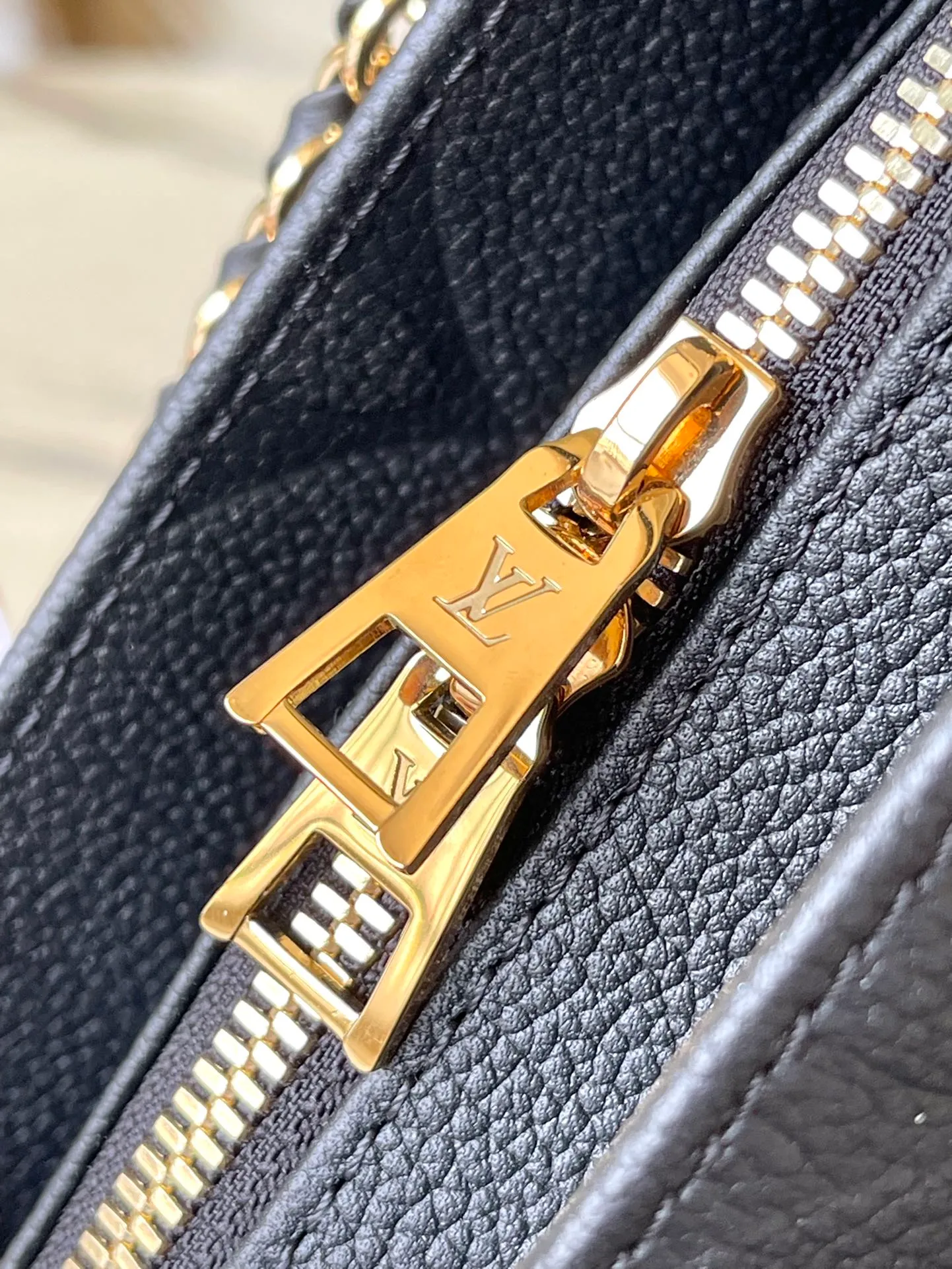💰1060 (top layer leather) top original order M23640. Support counter inspection. Photos taken of duty-free goods are consistent with the product without unpacking. This product is an exclusive duty-free product in the market and is the highest-end product. Inspection is supported. This product has passed strict inspection and is flawless. Please wear gloves when touching the product. This product is not returnable or exchangeable. Please confirm the product first and then remove the label on the handle. This product is temporarily not open to the public, only regular customers, and is in short supply. Dimensions: 25 x 13 x 10.5 cm