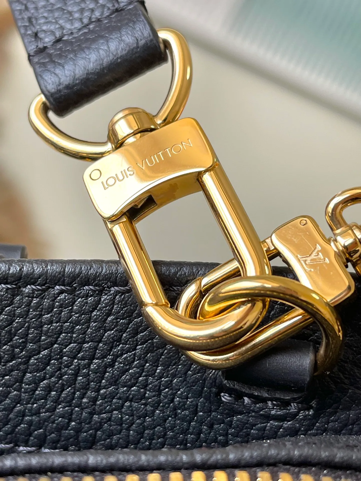 💰1060 (top layer leather) top original order M23640. Support counter inspection. Photos taken of duty-free goods are consistent with the product without unpacking. This product is an exclusive duty-free product in the market and is the highest-end product. Inspection is supported. This product has passed strict inspection and is flawless. Please wear gloves when touching the product. This product is not returnable or exchangeable. Please confirm the product first and then remove the label on the handle. This product is temporarily not open to the public, only regular customers, and is in short supply. Dimensions: 25 x 13 x 10.5 cm