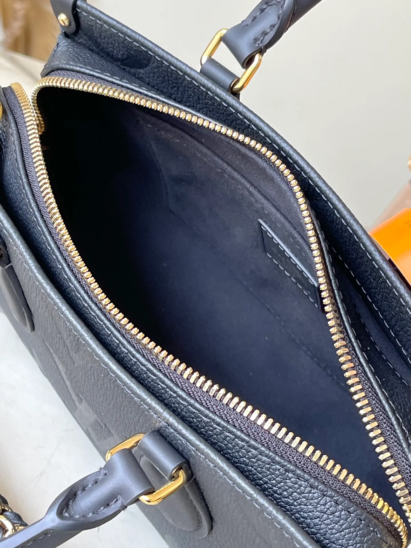 💰1060 (top layer leather) top original order M23640. Support counter inspection. Photos taken of duty-free goods are consistent with the product without unpacking. This product is an exclusive duty-free product in the market and is the highest-end product. Inspection is supported. This product has passed strict inspection and is flawless. Please wear gloves when touching the product. This product is not returnable or exchangeable. Please confirm the product first and then remove the label on the handle. This product is temporarily not open to the public, only regular customers, and is in short supply. Dimensions: 25 x 13 x 10.5 cm