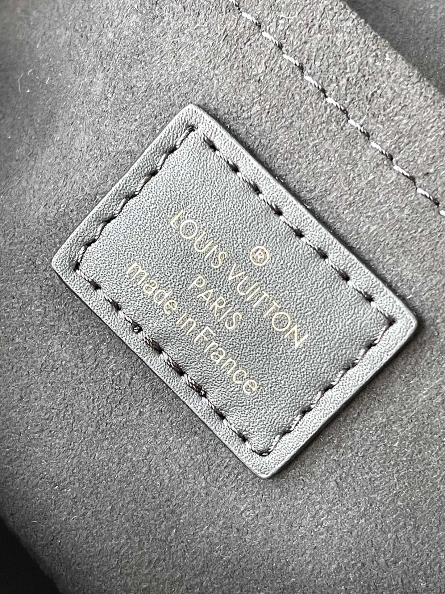 💰1060 (top layer leather) top original order M23640. Support counter inspection. Photos taken of duty-free goods are consistent with the product without unpacking. This product is an exclusive duty-free product in the market and is the highest-end product. Inspection is supported. This product has passed strict inspection and is flawless. Please wear gloves when touching the product. This product is not returnable or exchangeable. Please confirm the product first and then remove the label on the handle. This product is temporarily not open to the public, only regular customers, and is in short supply. Dimensions: 25 x 13 x 10.5 cm