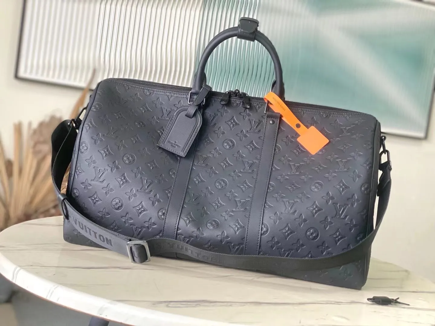 💰1400 (top layer leather) top original order M44810 This Keepall BANDOULIÈRE 50 travel bag is made of Monogram Shadow leather with full Monogram embossing and matte metal parts to achieve a simple design. The cabin luggage size is suitable for short trips. The Keepall line of soft travel bags was created in the 1930s and remains as classic and elegant as ever. Dimensions: 29 x 23 x 50 cm