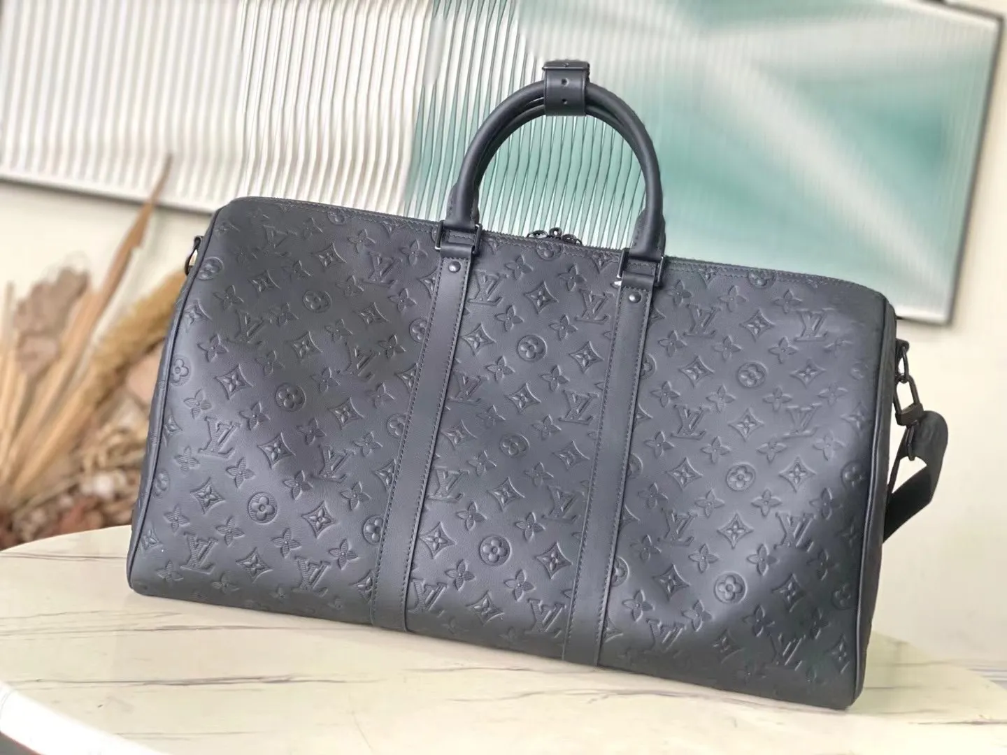 💰1400 (top layer leather) top original order M44810 This Keepall BANDOULIÈRE 50 travel bag is made of Monogram Shadow leather with full Monogram embossing and matte metal parts to achieve a simple design. The cabin luggage size is suitable for short trips. The Keepall line of soft travel bags was created in the 1930s and remains as classic and elegant as ever. Dimensions: 29 x 23 x 50 cm