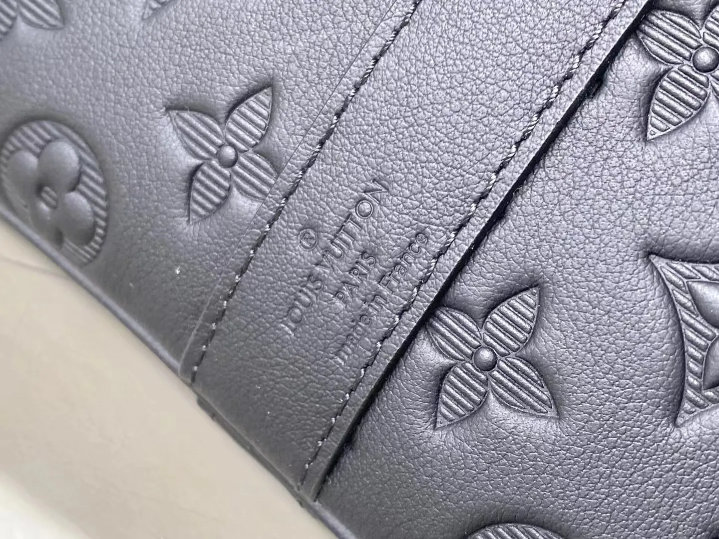 💰1400 (top layer leather) top original order M44810 This Keepall BANDOULIÈRE 50 travel bag is made of Monogram Shadow leather with full Monogram embossing and matte metal parts to achieve a simple design. The cabin luggage size is suitable for short trips. The Keepall line of soft travel bags was created in the 1930s and remains as classic and elegant as ever. Dimensions: 29 x 23 x 50 cm