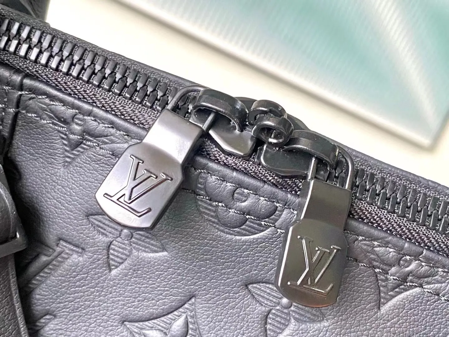 💰1400 (top layer leather) top original order M44810 This Keepall BANDOULIÈRE 50 travel bag is made of Monogram Shadow leather with full Monogram embossing and matte metal parts to achieve a simple design. The cabin luggage size is suitable for short trips. The Keepall line of soft travel bags was created in the 1930s and remains as classic and elegant as ever. Dimensions: 29 x 23 x 50 cm